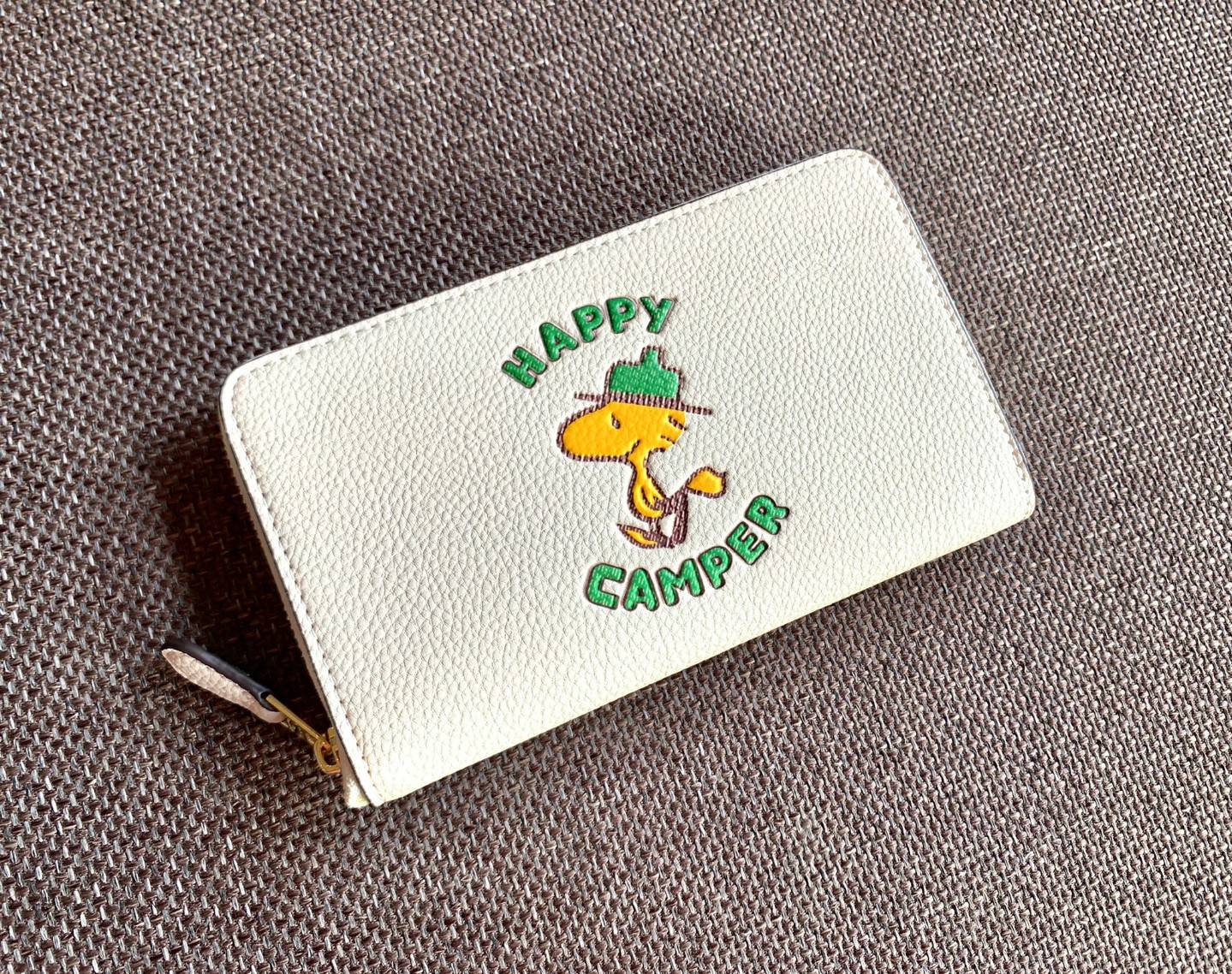 COACH X PEANUTS MEDIUM ID ZIP WALLET WITH WOODSTOCK((C4604)) 📣พร้อมส่งค่ะ! กระเป๋าเงินใบกลาง ขนาดพอดีๆ 🔺ด้านหน้าปั้มตัวการ์ตูน พร้อมตัวอักษรภาษาอังกฤษ นูนเด่นชัด ซุกซน น่ารักมากๆค่ะ ✔️เปิดปิดกระเป๋าแบบซิป ภายในมีช่องเสียบบัตรได้ถึง1