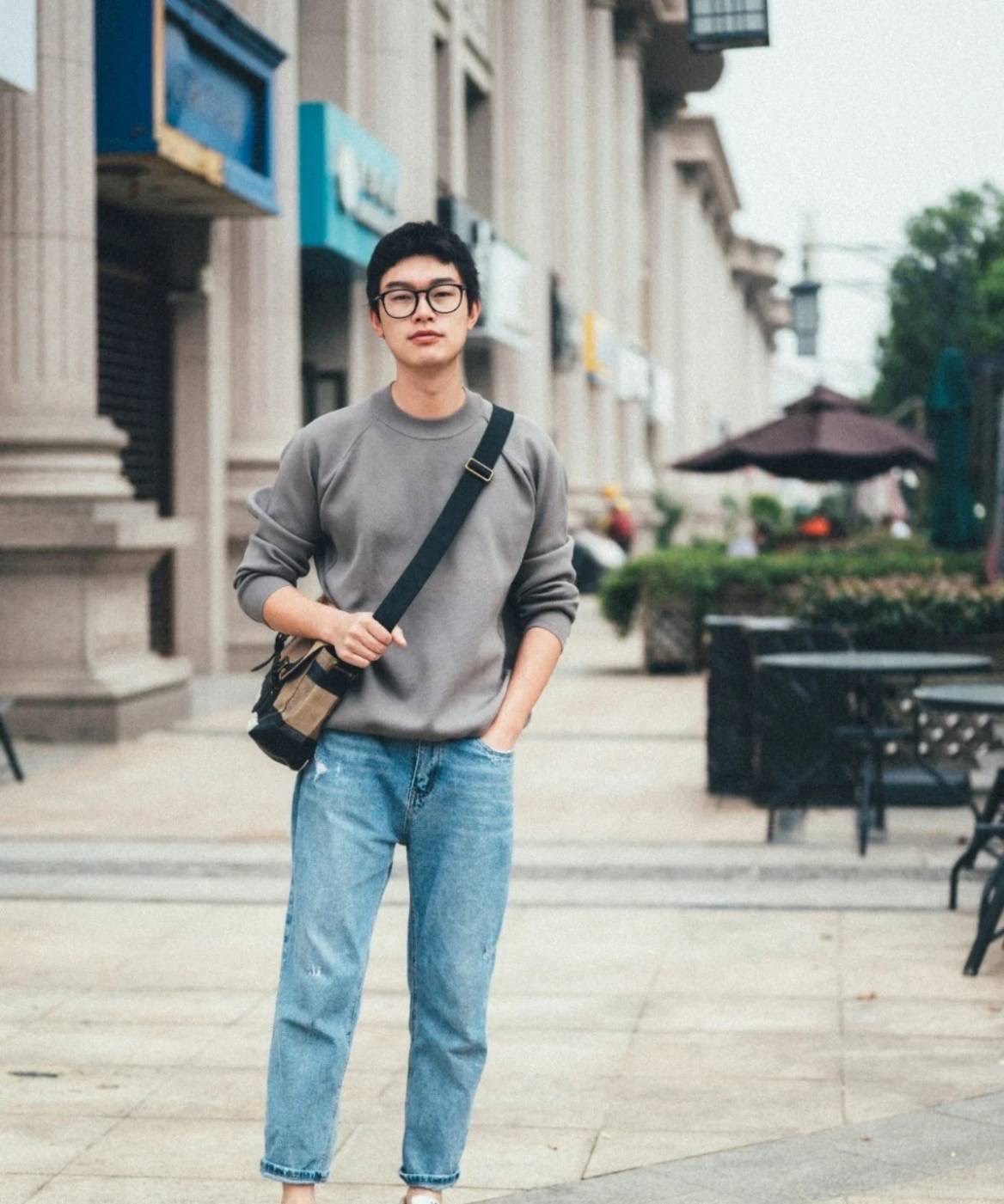 พร้อมเป็นของขวัญ มอบให้คุณผู้ชายแล้วค่ะ สำหรับ BURBERRY MASSENGER VINTAGE BAG VIP GIFT WITH PURCHASE (GWP) พรีเมี่ยมกิ๊ฟ Limited Edition จากBURBERRY วัสดุผ้าแคนวาสโทนสีสุภาพ คลาสสิค ด้ายหลังมีช่องกระดุมใหญ่ ตัวกระเป๋าเปิดปิดด้วยตัวล็อค ภายในมีช่องแยก2ช่อง