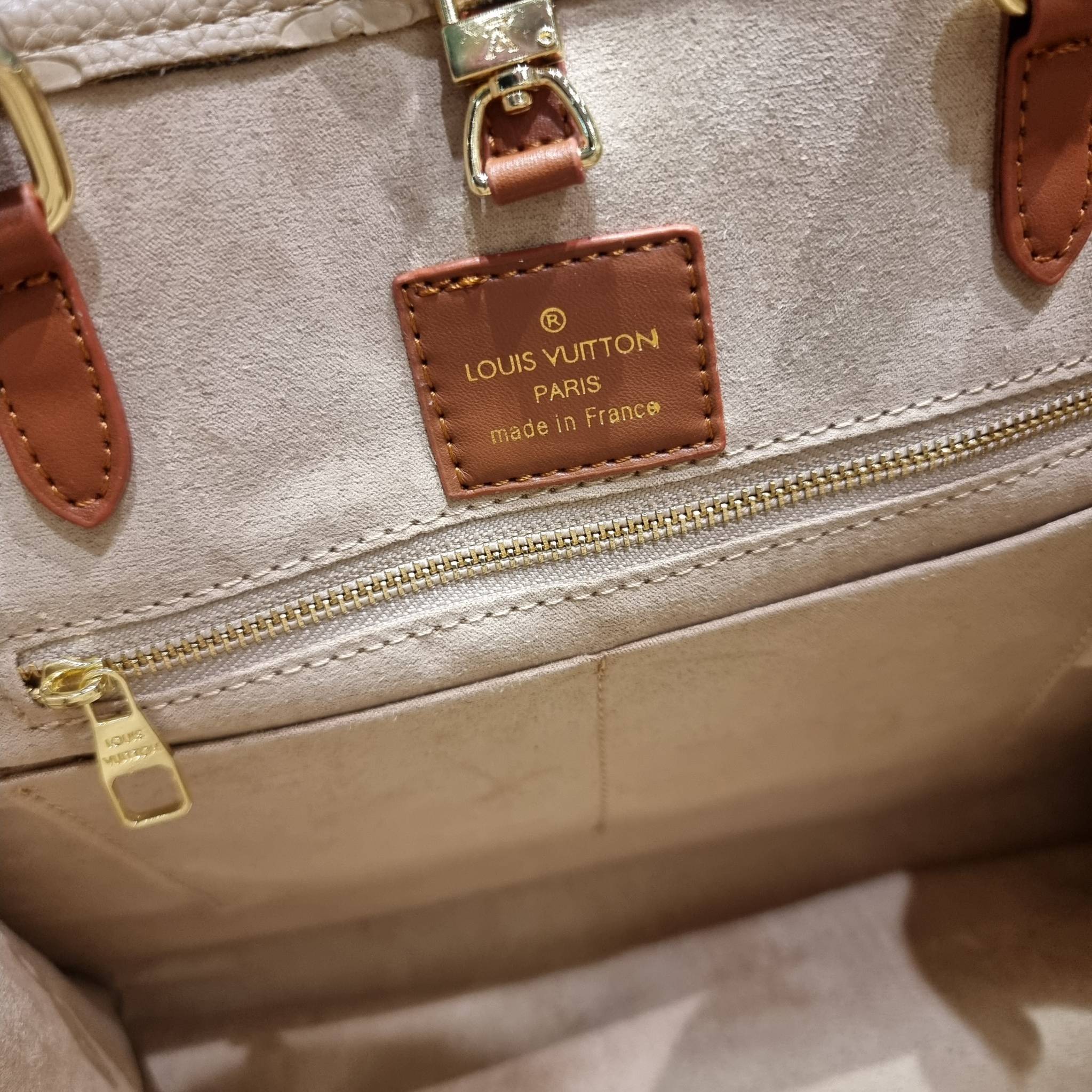 LV crossbody tote bag / LV Shopping Bag ดีไซน์สวยคม สมราคา ดูแพงไปอีก ด้วยดีเทลลายของหนัง crossgrain กระเป๋าทรงโท้ทคลาสสิค ผู้ดียืนหนึ่ง โทนสีใช้งานง่าย แมทช์ได้ทุกลุค มาพร้อมหูจับในตัว แบบหูหิ้ว และหูยาวสำหรับสะพายไหล่ เก๋มาก ชิคมาก ภายในโล่งกว้างมาก มีอ