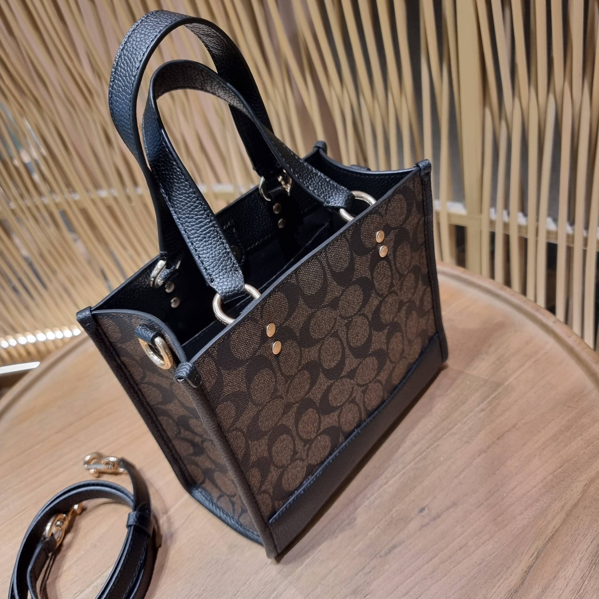 OUTLET 】COACH C5122 DEMPSEY TOTE 22 IN SIGNATURE CANVAS แรงดี กระหน่ำยอดสั่งซื้อมากจ้าแม่!! กระเป๋าทรงโท้ท 22 ที่ขนาดน่ารักน่าใช้มากๆ สาวๆถูกอกถูกใจกันนับไม่ถ้วน!! ฟังก์ชั่นการใช้งานสะดวกที่สุด มีทั้งสายคล้องในตัว และสายครอสบอดี้ ดีไซน์คลาสสิคเรียบหรู วัส