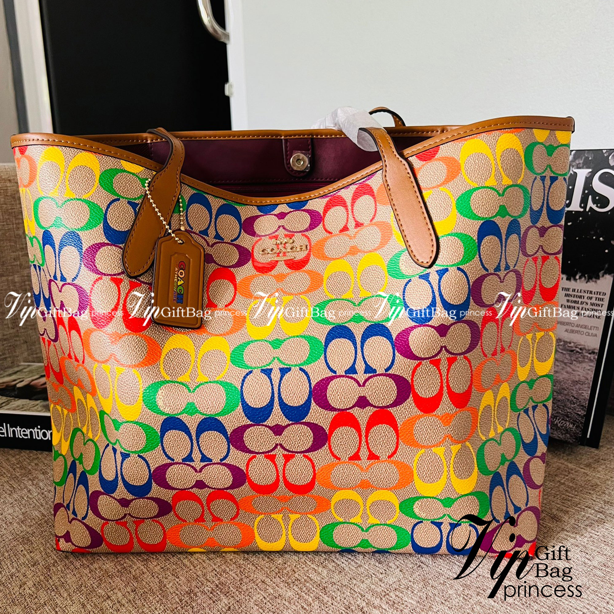 COACH CITY TOTE IN RAINBOW SIGNATURE CANVAS C4181 กระเป๋าสะพายข้างทรงโท้ทใบใหญ่ หนังลาย C สกรีนลายโค้ช รุ่นนี้ ปากกระเป๋าไม่มีชิป มีกระดุม แม่เหล็ก ด้านในมีช่องซิปไว้ใส่กระเป๋าเงินได้คะ เป็น รุ่นยอดนิยมคะ จุของได้เยอะมาก