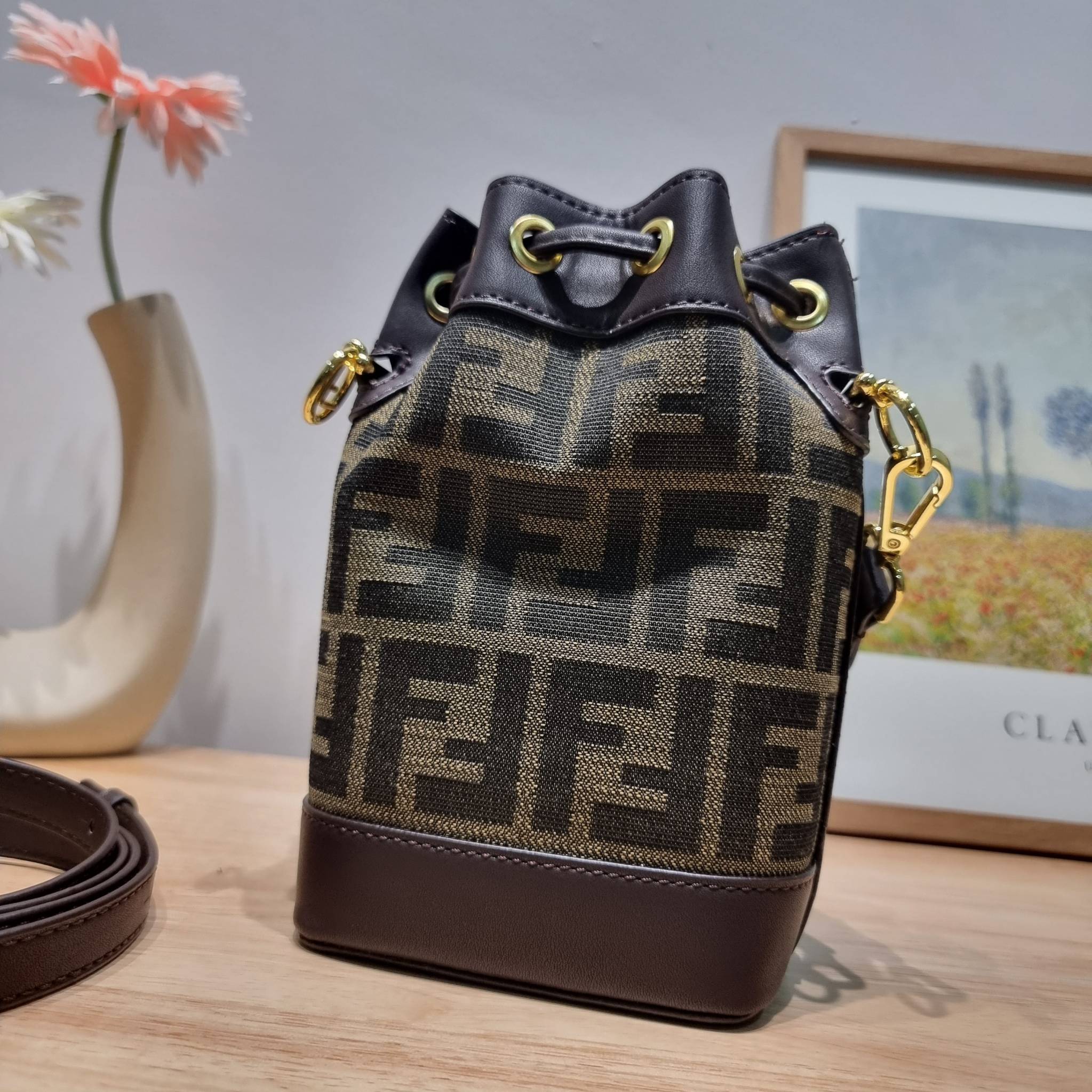 FENDI MINI BUCKET BAG / Fendi Mon Tresor Mini Brown Bag กระเป๋าสะพายทรงขนมจีบยอดฮิต ไซส์มินิ ที่น่ารักน่าใช้มาก ดีไซน์สวยอยู่ทรง วัสดุผ้าแคนวาสสลับหนังแท้ ดีเทลห่วงคล้องอะไหล่สวยหรู มาพร้อมสายสั้นคบ้องแขน และสายครอสบอดี้สำหรับสะพายข้าง สลับใช้ได้ไม่จำเจ ภ