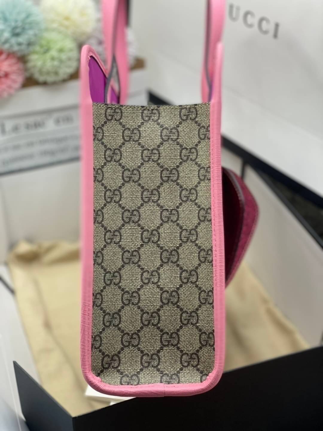 Ori GUCCI Children's tote bag GG kids ที่สุดของความน่ารัก ลิมิเต็ดแบบไม่มีเอาท์ สาวๆสายหวานไม่ควรพลาดด้วยประการทั้งปวงเลยค่าา หนังแท้เกรดดีที่สุด พิมพ์ลายแบรนด์รอบใบเทคเจอร์สวยอยู่ทรง ภายในมีโลโก้กว้างและจุสุดๆใส่สัมภาระได้เยอะ ภาพถ่ายจ