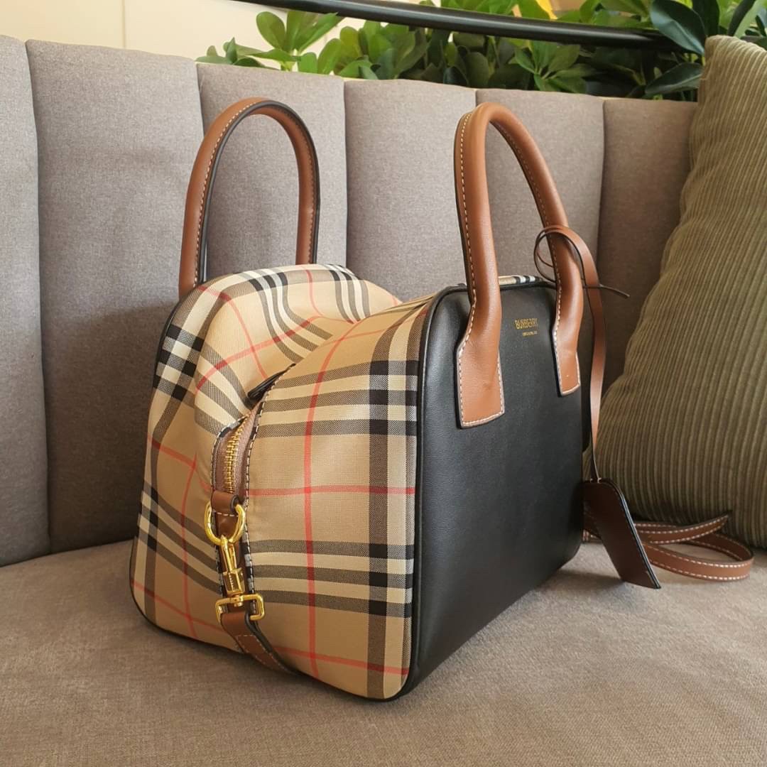 Burberry Cube Shoulder Bag Black / Burberry Vintage Checked Cube Bag / WOMAN BURBERRY HANDBAGS กระเป๋าถือ กระเป๋าสะพายครอสบอดี้ วัสดุหนังสีดำตัดด้วยผ้าลายซิกเนเจอร์แบรนด์