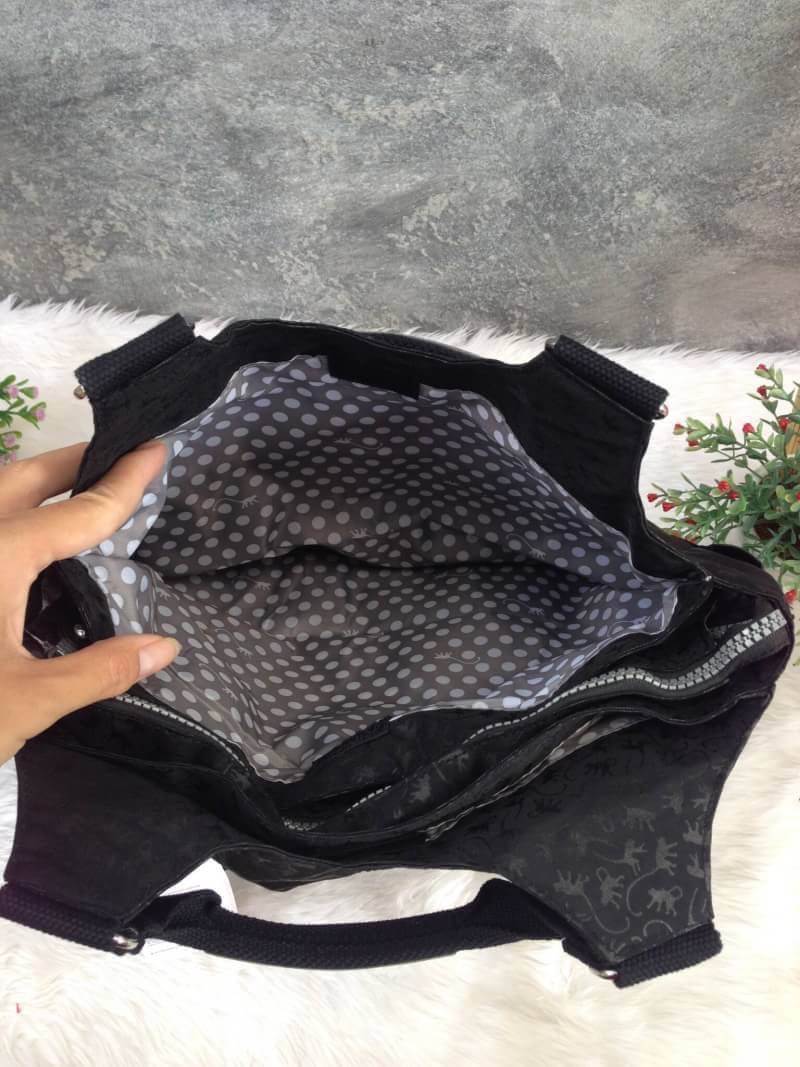 Kipling รุ่น Cicele กระเป๋าสะพายไหล่ใบใหญ่ สวยน่ารัก ตัวกระเป๋าด้านในเป็นช่องโล่งแบบปิดเปิดด้วยซิป มีช่องซิปด้านใน ด้านข้างกระเป๋า มี 2 ช่อง ปิดเปิด ด้วยเทป พร้อมที่ใส่โทรศัพท์ ปากกา และ MP 3 ในส่วนด้านใน และ ด้านข้างกระเป๋า ซ้าย-ขวา เป็นช่องขนาดเล็กสำหรั