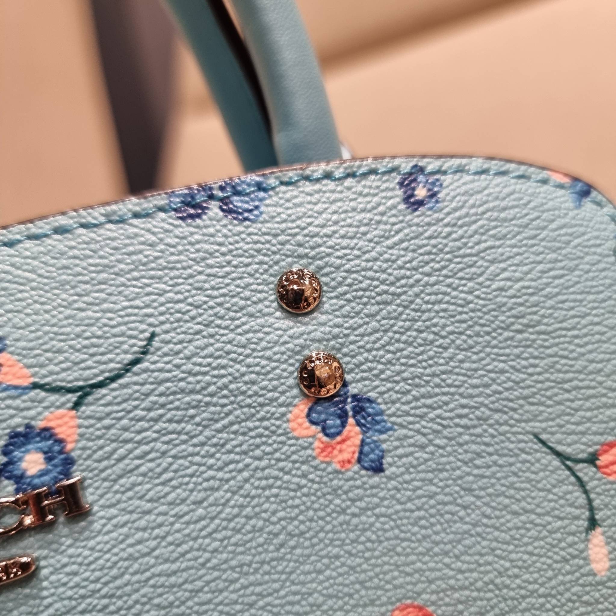 COACH C8216 MINI LILLIE CARRYALL WITH MYSTICAL FLORAL PRINT สีใหม่ล่าสุด กับรุ่นที่สุดของความขายดี คอลยอดฮิตในลวดลายสุดชิค กระเป๋าสะพายทรงสวย ที่ดีไซน์ออกมาให้ใช้งานง่าย สะดวก สวย หรู ดูดี!! วัสดุหนังแคนวาสเคลือบลาย มาพร้อมสายสะพายข้างและหูจับในตัว ถอดออก
