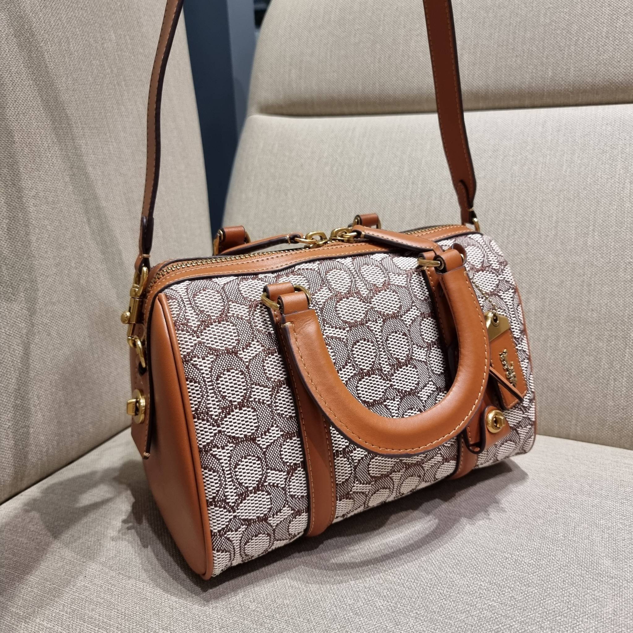 COACH C8529 RUBY SATCHEL 25 IN SIGNATURE TEXTILE JACQUARD ใหม่ก่อนใคร ไม่ต้องรอพรี! กับกระเป๋าทรงหมอนดีไซน์ใหม่ ใบใหญ่ แต่น้ำหนักเบา ด้วยวัสดุผ้า jacquard ถักทอลายซีเอกลักษณ์ ตัดสลับหนังแท้ เพิ่มดีเทลความหรู มาพร้อมหูจับในตัว และสายสะพายครอสสีเข้ากับตัวกร