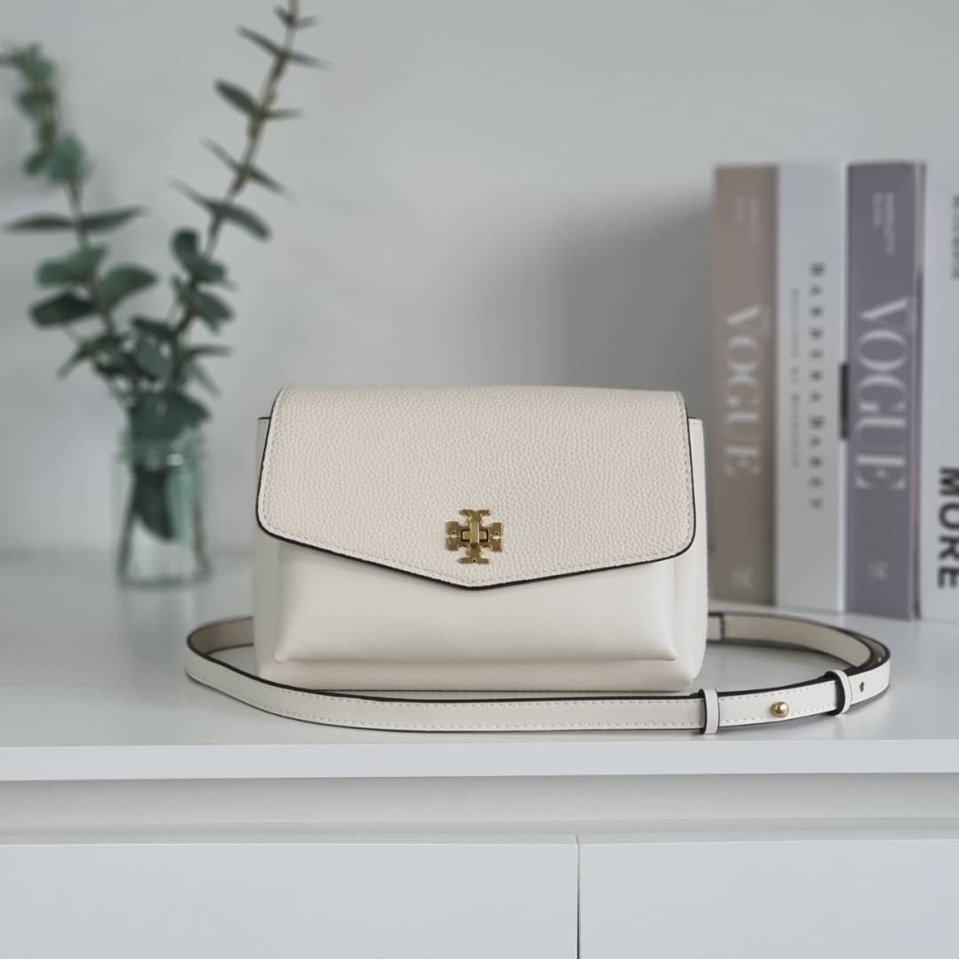 TORY BURCH CROSSBODY BAG กระเป๋าสะพายข้าง **หนังสวยมาก อะไหล่ทองวินเทจ ด้านหน้าประดับโลโก้แบรนด์ เปิดปิดด้วยตัวล็อคหมุน ภายในโล่งกว้างบุผ้าปั้มแบรนด์ มีช่องใส่ของ 3 ช่องใหญ่ พร้อมช่องซิปและที่เก็บบัตร มาพร้อมสายยาวถอด-ปรับระดับได้ ขนาดกำลังดี รีบคว้าด่วนค