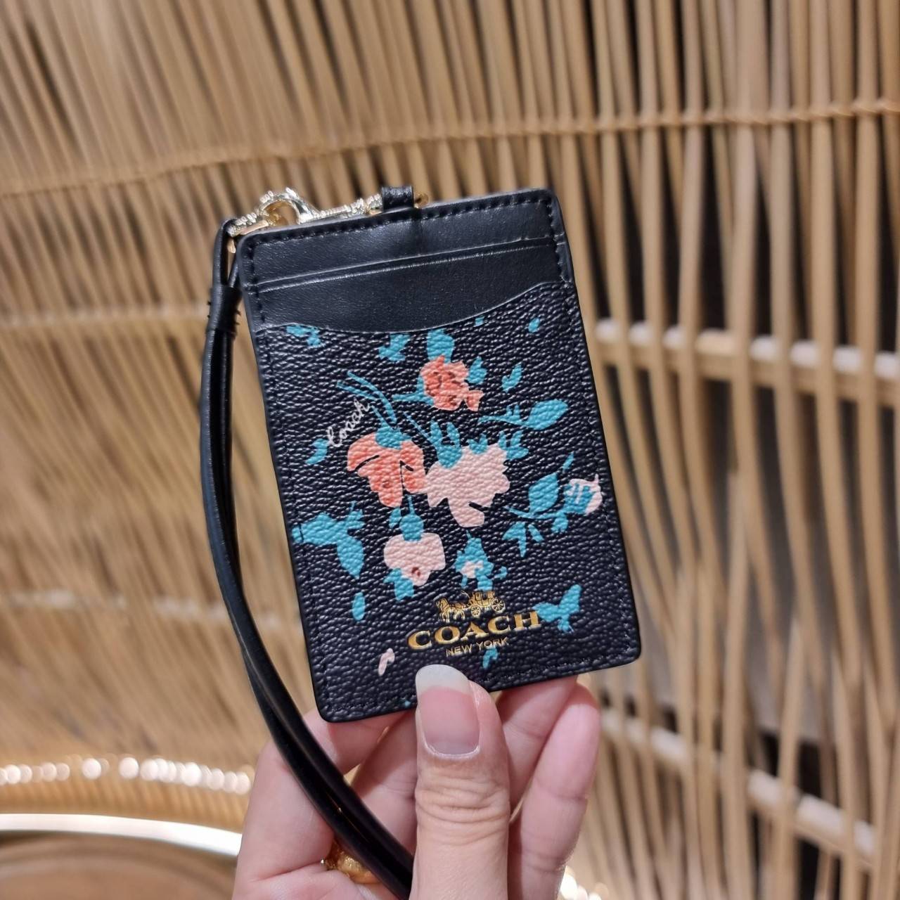 COACH C3305 ID LANYARD IN COLORBLOCK SIGNATURE CANVAS ง่ายๆแบบไม่ธรรมดา!! คลาสสิคแต่มีดีเทลโดดเด่น!! กระเป๋าถนอมบัตร พร้อมสายคล้องคอ ดีไซน์ลวดลายสวย ดูดีทุกแบบ ใช้งานง่าย พกพาสะดวก จะใส่บัตรพนักงาน บัตรเครดิต บัตรปชช. ใบขับขี่ และบัตรอื่นๆที่อยากจะใส่!! ต