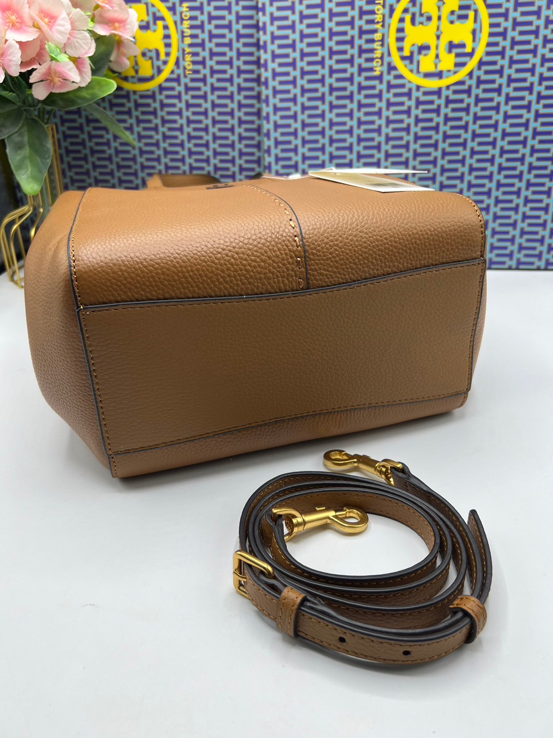 Tory Burch McGraw Leather Tote Bag / Tory Double T Tote Bag / TORY TOTE BAG พร้อมส่ง 4 สี กระเป๋าสะพายทรงโท้ท จุของได้เยอะใบนี้ตอบโจทย์ได้ดีมาก โทนสีเรียบง่าย แฝงไปด้วยความดูดี สุขุมและเป็นผู้ใหญ่