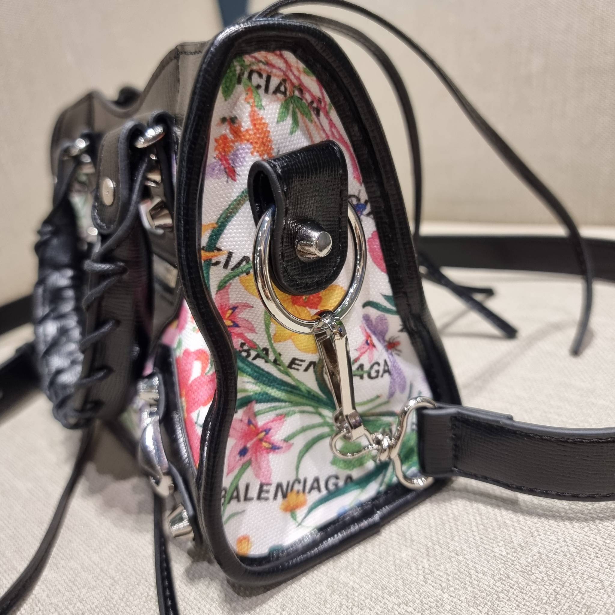 ไซส์ใหม่ กับรุ่นคอลแลบอีกหนึ่ง ที่ฮอตติดลมไม่เลิก!! Gucci×Balenciaga neo floral small bag กระเป๋าถือ/สะพายข้างที่โดดเด่นในสไตล์ที่ไม่ซ้ำ ไม่เกร่อ ดีไซน์มีกิมมิคและลูกเล่นแพรวพราว ทั้งหนังรูดซิป ทั้งหูจับ ทั้งความตกแต่ง มีดีเทลอัพราคาไปหมด วัสดุผ้าแคนวาสตั