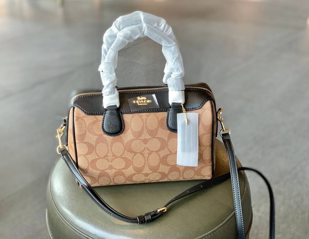 COACH NENNETT SATCHEL BAG((32203)) พร้อมส่งอีกครั้ง ห้ามพลาด! กระเป๋าทรงหมอน ทรงที่สาวๆต้องมีติดตัวไว้สักใบ! หนังแท้นิ่มสวยงาม เปิดปิดกระเป๋าแบบซิป ภายในกว้างสามารถใส่กระเป๋าเงินใบยาวได้ หรือของจำเป็นในชีวิตประจำวันของสาวๆได้หลากหลายเลยค่ะ มีช่องซิปและช่อ