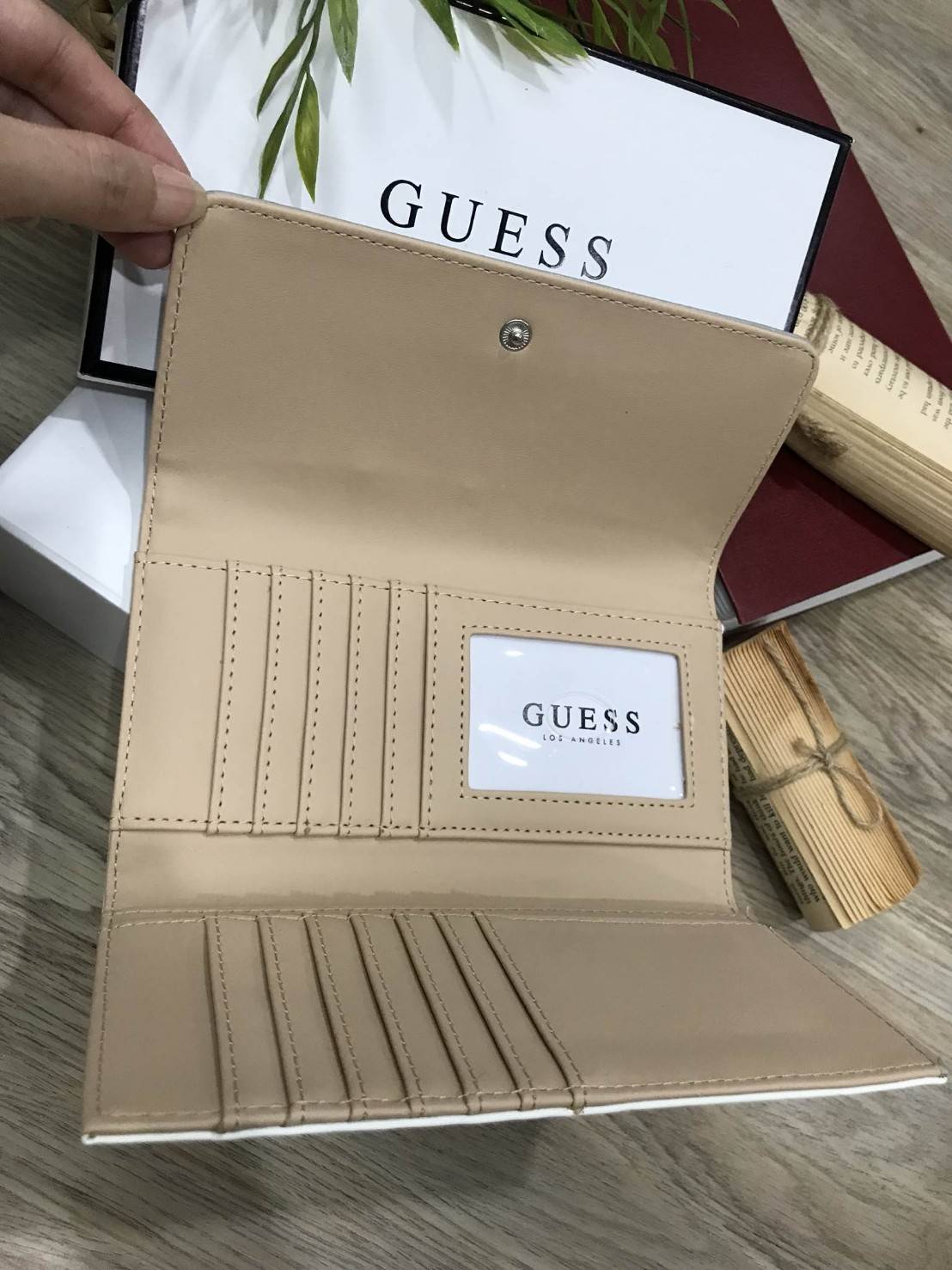 NEW ARRIVAL! GUESS FACTORY WOMEN'S WALLET 2018 กระเป๋าสตางค์หนังแกะสังเคราะห์แบบนิ่มสีขาวครีมตัดขอบเทาสวยลงตัว ด้านหน้ามีโลโก้แบรนด์อะไหล่เงิน ด้านหลังมี1ช่องซิป หัวซิปปั้มแบรนด์ เปิดปิดด้วยฝาปิด ภายในมีช่องใส่รูป ช่องใส่ธนบัตรและช่องใส่บัตรหลายช่องแ