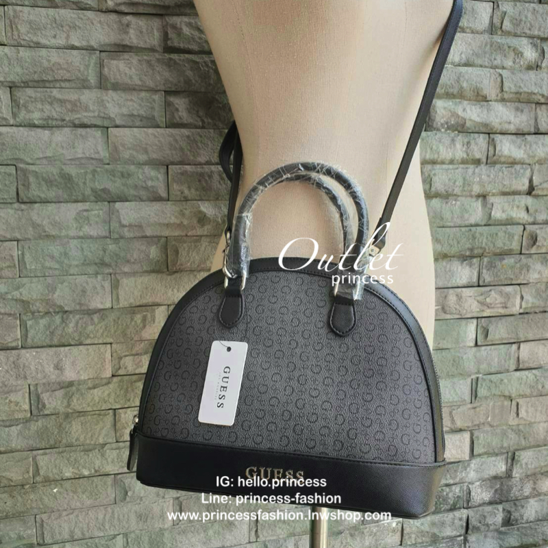 Guess Group Agata Dome Bag กระเป๋ารุ่นใหม่ล่าสุด!!! อวดไอเทมแสนเก๋กับกระเป๋าทรงโดม ทรงยอดนิยม สวยคลาสสิค สุดน่ารัก พิมพ์ลายรอบใบ วัสดุ Saffiano PU คุณภาพดี นิ่ม น้ำหนักเบา ด้านหน้าประดับด้วยโลโก้แบรนด์สวยโดดเด่น เปิดปิดด้วยซิปสะดวกใช้ ด้านในโล่งกว้างมีช่อ