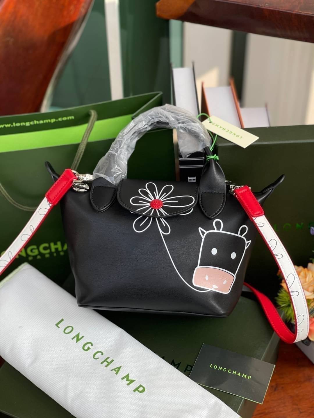 Longchamp year of the Ox Capsule / Longchamp Year of OX LE PLIAGE CUIR TOP HANDLE BAG XS ต้อนรับปีวัวด้วยคอลเล็คชั่นพิเศษ วัสดุหนังเมทิส (Metis) หรือหนังแกะเนื้อนุ่มมาพร้อมหูจับขนาดสั้นเหมาะถนัดมือ