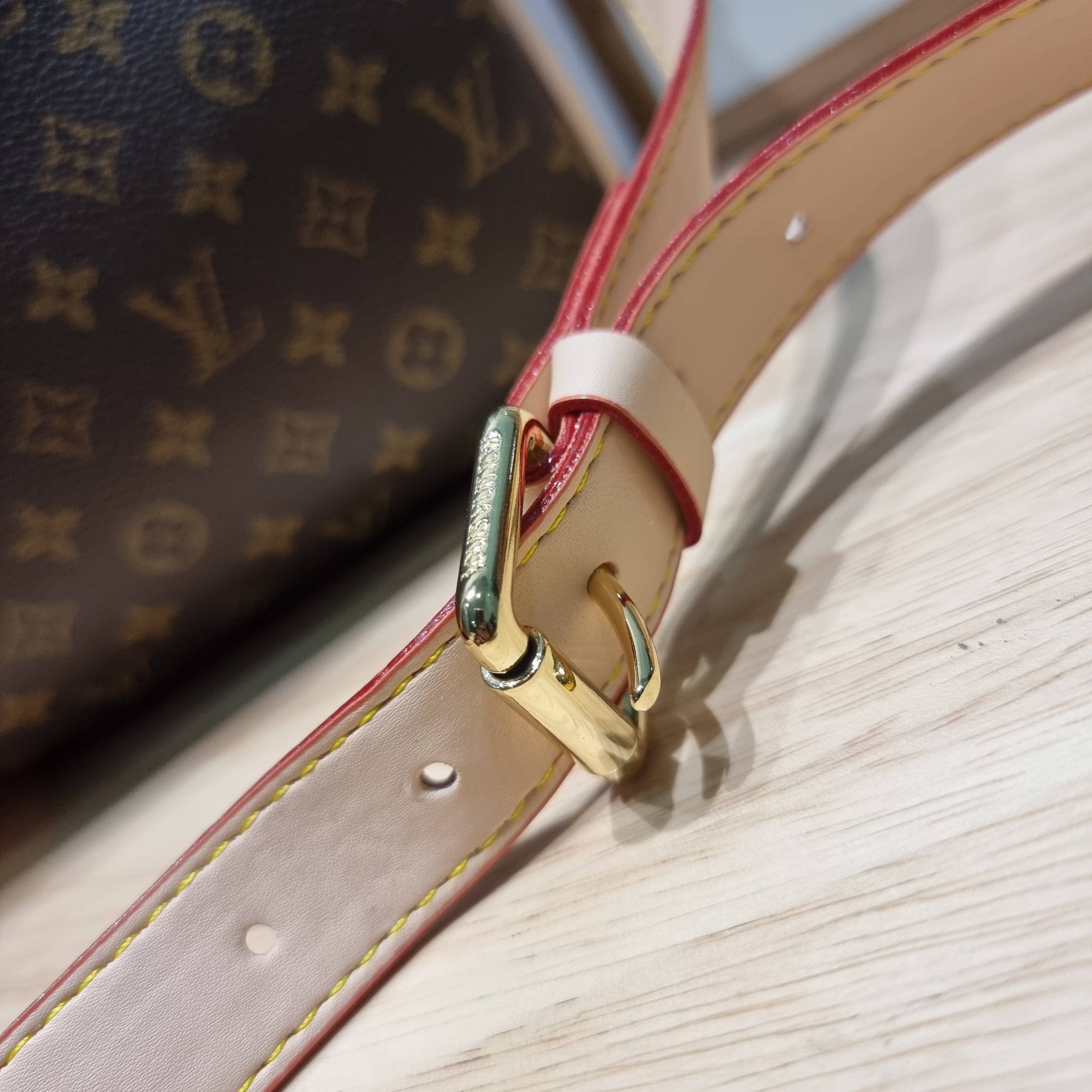 LV KEEPALL BANDOULIERE กระเป๋าเดินทางสุดคลาสสิค ทึ่ใครๆก็เฝ้ารอ ไอเท็มที่จะทำให้การเดินทางไม่ธรรมดาอีกต่อไป ด้วยดีเทลความเป็นเอกลักษณ์ เรียบแต่หรู วัสดุหนังแคนวาสคุณภาพดี ลวดลายโมโนแกรม เปิด-ปิดด้วยซิปแน่นหนา มีกุญแจล็อคได้ มีสายสะพายครอสให้ ภายในโล่งกว้า