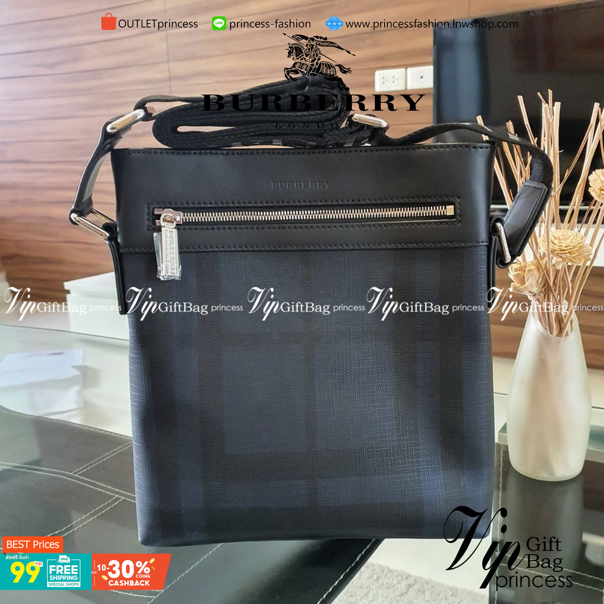 พร้อมเป็นของขวัญ มอบให้คุณผู้ชายแล้วค่ะ สำหรับ BURBERRY CROSSBODY VINTAGE BAG VIP GIFT WITH PURCHASE (GWP) พรีเมี่ยมกิ๊ฟ Limited Edition จากBURBERRY วัสดุหนังโทนสีสุภาพ คลาสสิก ตกแต่งด้วยซิปสะดวกใช้ด้านหน้า ช่องหลักเปิดปิดด้วยซิปยาวด้านบน พร้อมช่องซิปอีกห