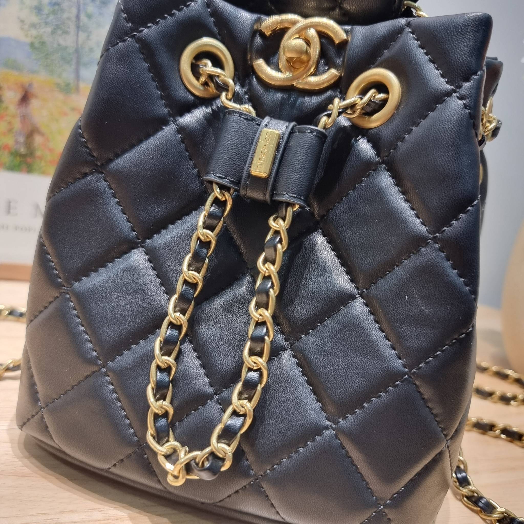 Chanel small backpack กระเป๋าสะพายหลังใบเล็ก โลหะสีทอง ดีไซน์ 2023 น้องน่ารักตะโกนม้าก!! กับกระเป๋าทรงเป้ ขนาดน่ารักน่าใช้ ดีเทลดีงาม มีใบลูกติดในตัวกระเป๋า สะดวกใช้สุดๆ