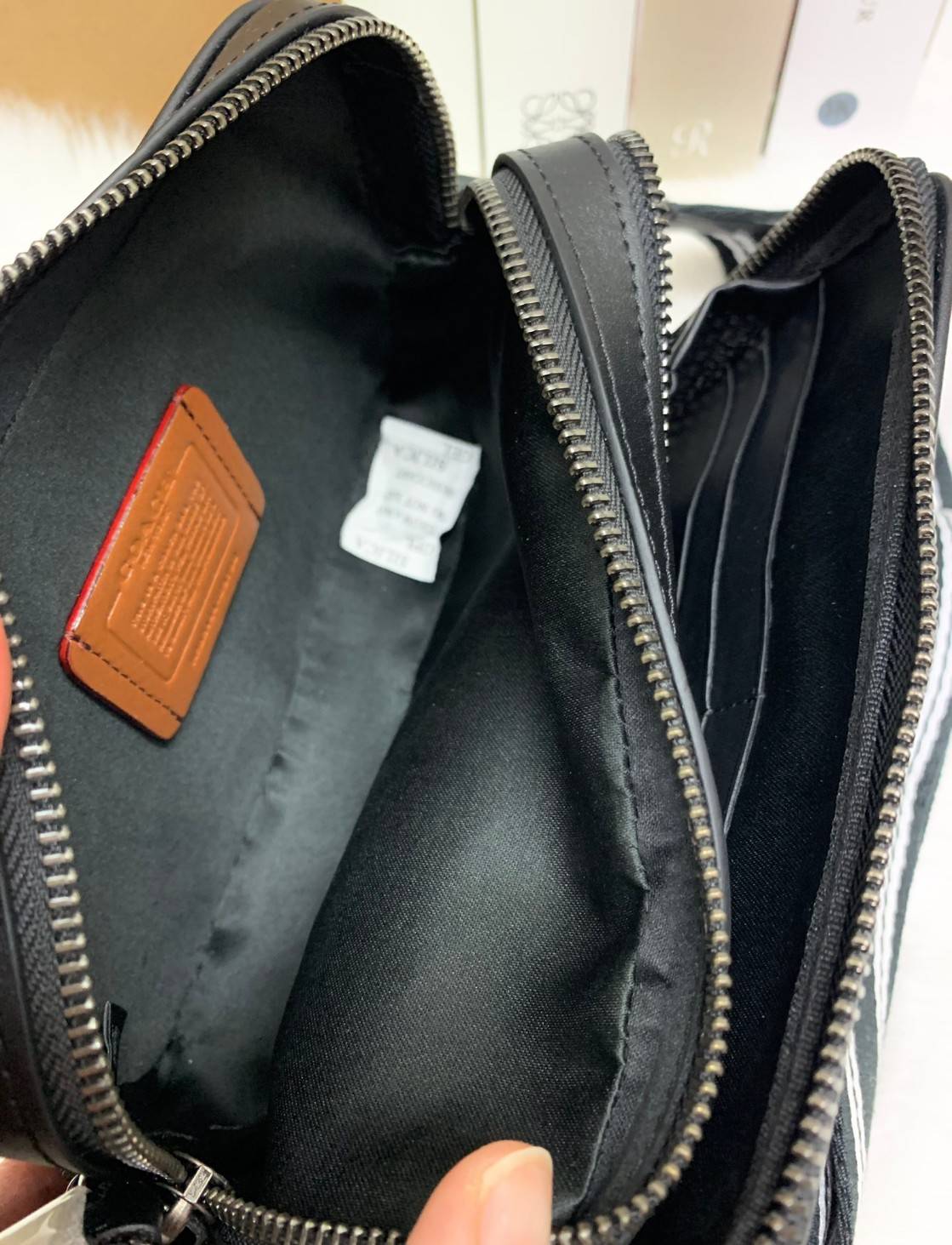 รุ่นสุดคูลล ใช้คู่ได้ทั้งชาย//หญิงเลยค่าา😘 COACH CHARTER CROSS BODY IN SIANATURE JACQUARD((C3780)) 💋พร้อมส่ง สินค้าออกใหม่ ไม่มียังไงไหว!! ✔️กระเป๋าสะพายครอสบอดี้ร์ หรือสามารถสอดมือตรงหนังด้านหน้าถือแบบเก๋ๆได้ด้วยค่าา วัสดุJacquardท