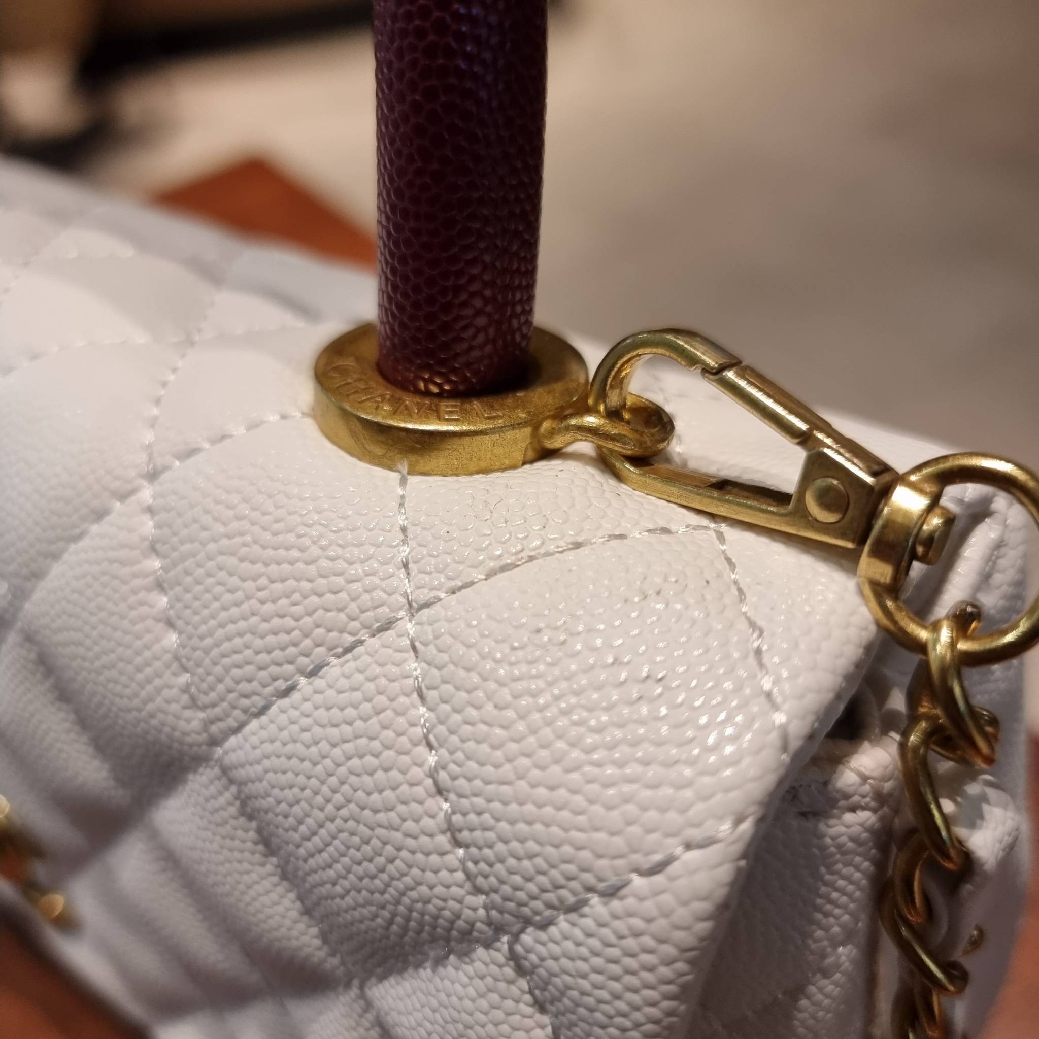 VIP 】รุ่นยอดฮิตตลอดกาล ไซส์กำลังสวย!! จากแบรนด์ Chanel กระเป๋าถือ/สะพาย หนังลายคาเวียร์ โลโก้เด่นชัด เปิด-ปิดกระเป๋าด้วยตัวบิดล็อค อะไหล่สีทองหรู ทรงสวยผู้ดี ภายในกระเป๋ามีช่องโล่งกว้างจุของได้พอสมควร มีช่องซิปแบ่งสัดส่วน ด้านหลังมีช่องเก็บของจุกจิกอีก 1 