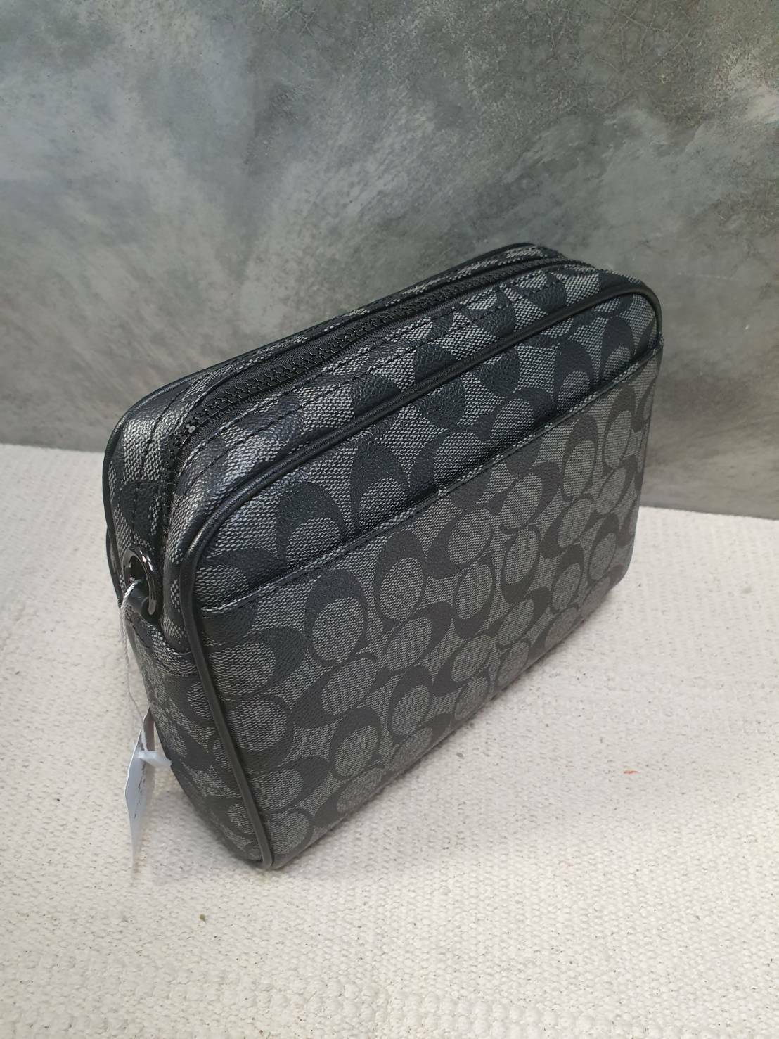 COACH Academy Sport Crossbody Bag กระเป๋าสะพาย crossbody สำหรับคุณผู้ชาย วัสดุหนัง ขนาดกำลังดี แบ่งช่องใช้งานเป็นสัดส่วน ทั้งภายนอก และภายใน ใส่ wallet ยาว mini iPad และของใช้ได้จุ กเานหลังมีอีก 1 ช่อง พร้อมสายสะพายยาว style sport ปรับได้ค่ะ