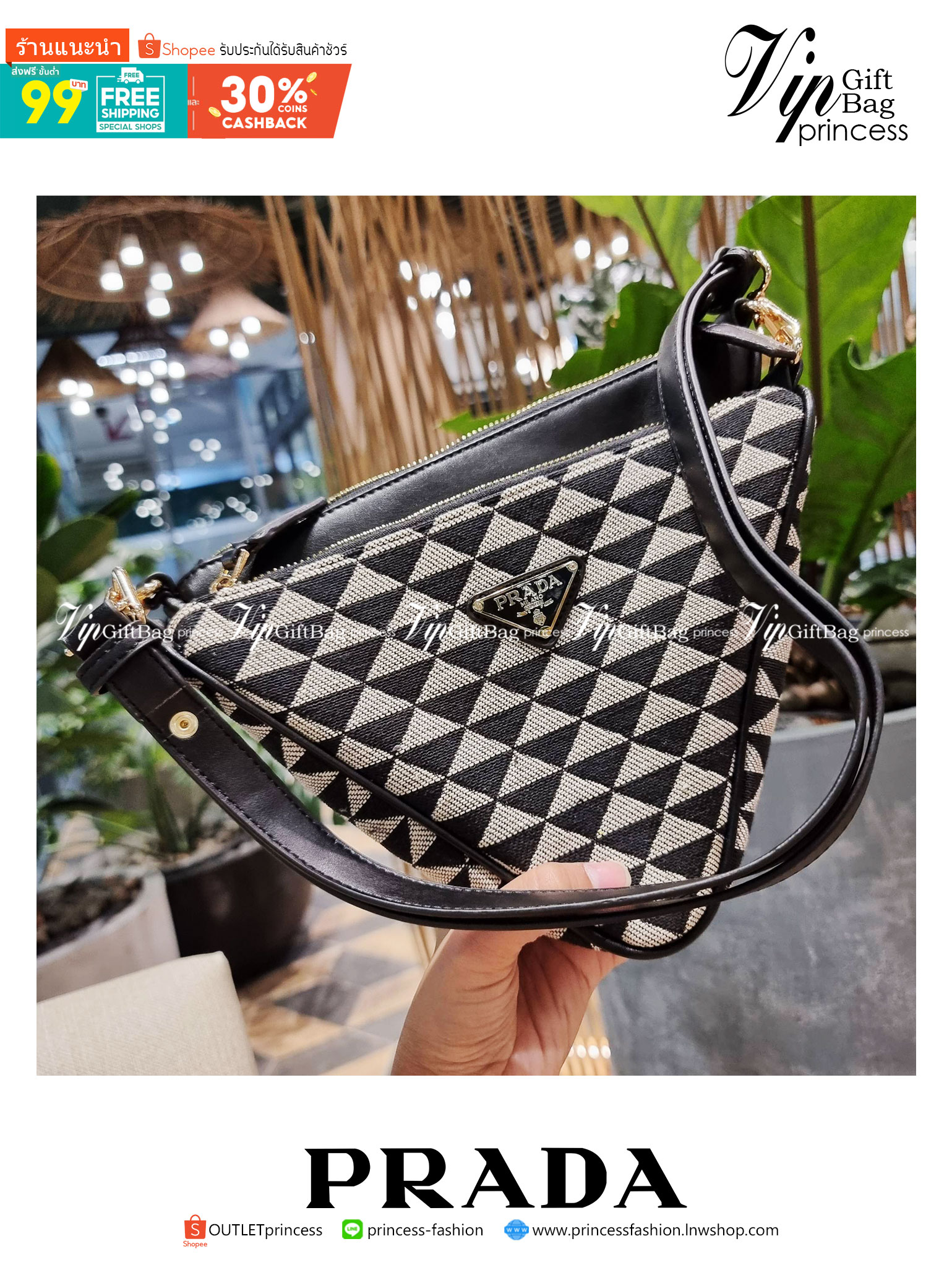 PRADA TRIANGLE BAG ล้ำกว่าใคร ใหม่กว่าใคร ไม่ต้องรอพรีฯ กระเป๋าสะพาย ดีไซน์ทรงสามเหลี่ยม ชิคๆคูลๆ ไม่มีใครเหมือน มีมาให้ถึง 2 ชิ้น วัสดุผ้า jacquard และหนังแท้ สวยคู่ สลับใช้ได้หลากหลายมากๆ เพราะยังมีสายสะพายมาให้อีกถึง 2 เส้น เกี่ยวคู่กันสะพายเท่ๆ หรือแย