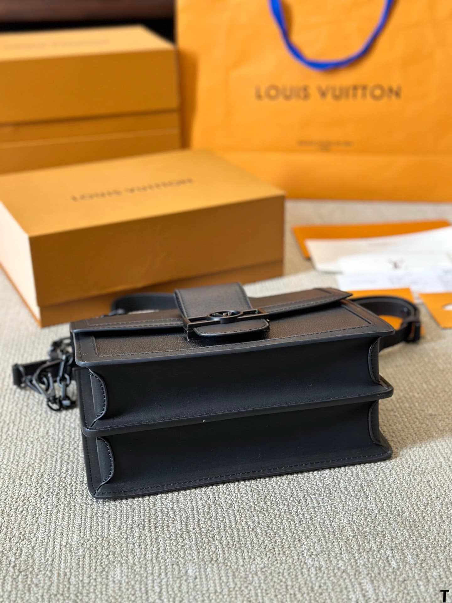 LV Dauphine MM Monochrome Black กระเป๋าสะพายทรงคลาสสิคลุคคุณหนูคุณนาย ยกระดับหนังแมตต์โทนสีดำโมโนโครมจากคอลเลคชั่น Black Out ดีไซน์ตัวล็อก LV สวยหรูเป็นเอกลักษณ์