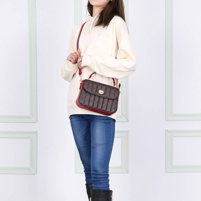 OUTLET 】COACH C5645 MARLIE TOP HANDLE SATCHEL IN SIGNATURE CANVAS WITH QUILTING ดีไซน์ใหม่ กระเป๋าถือ/สะพายข้าง ออกแบบมาไม่เหมือนใคร โดดเด่นด้วยการเย็บบุหนัง โชว์ดีเทลลายเส้น ตกแต่งโลโก้ด้านข้างอะไหล่ทอง วัสดุหนังแคนวาสสลับหนังแท้ เปิด-ปิดด้วยตัวล็อคแน่นห