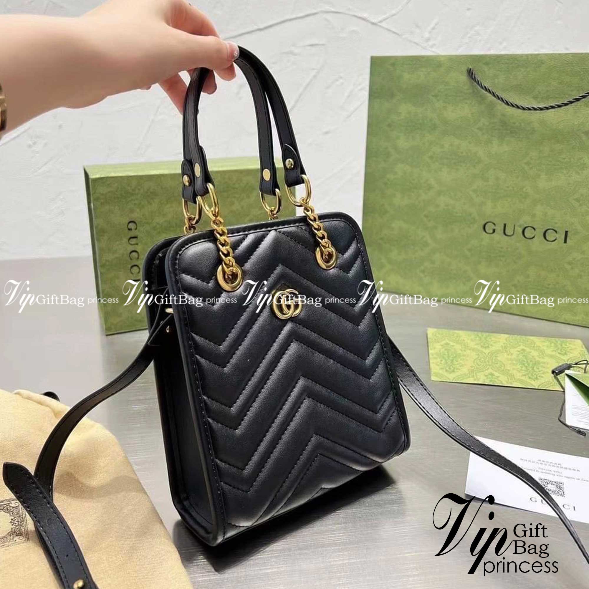 Gucci GG Marmont Matelasse Mini Bag / Gucci mini tote with chain bag กระเป๋าทรงโท้ทมินิ พร้อมสายสะพายโซ่ รองบ่าเป็นหนัง ถือได้ สะพายได้พร้อมสายยาวหนัง ภายในโล่งกว้าง จุของได้เยอะ ภาพถ่ายจากงานขายจริง ใช้งานต่างประเทศได้