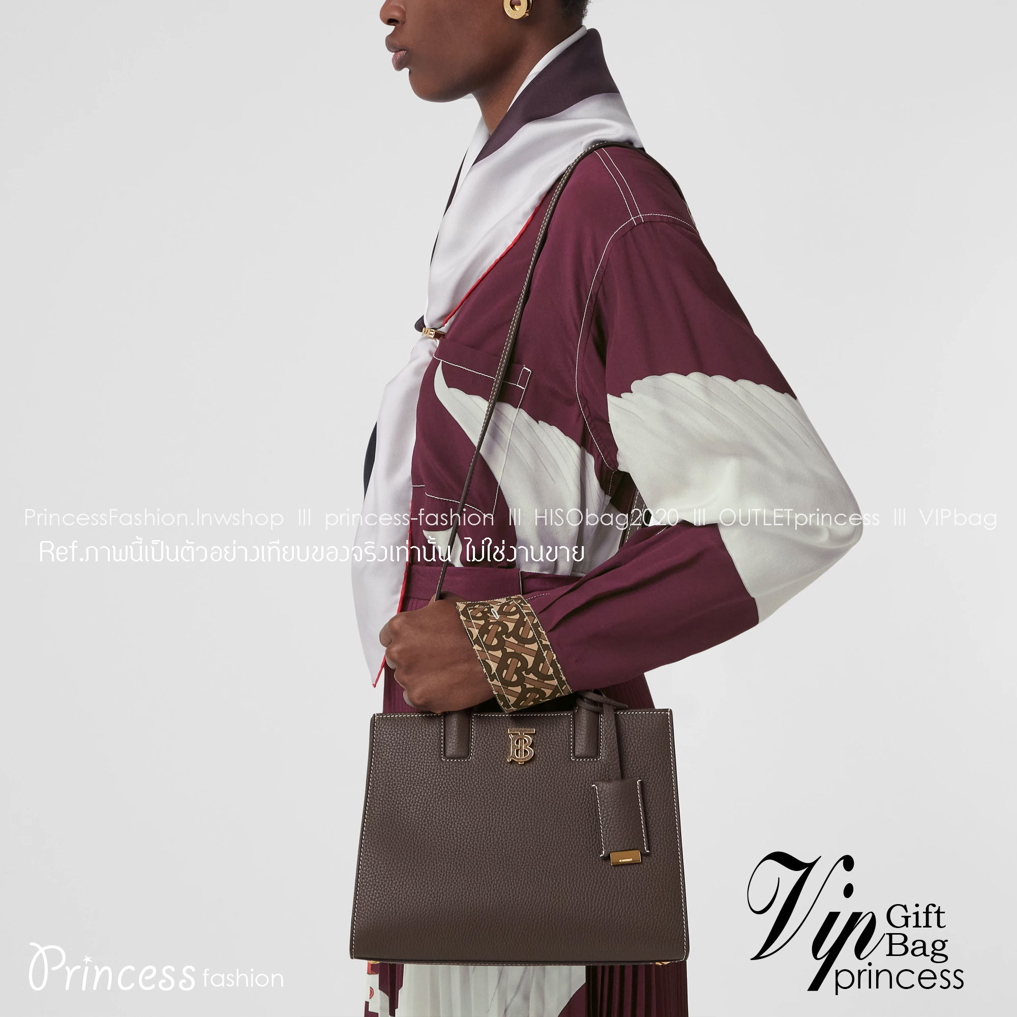 Burberry Small Frances Tote Bag / Burberry Tote Bag สวยหรูดูดีเกินต้าน กับกระเป๋าถือทรงสวย ดีไซน์ผู้ดีเรียบหรู ถือขับผิวไปเลยทุกสี สวยคม มาพร้อมหูจับในตัว พร้อมสายสะพายยาว งานจริงดีงาม สาวๆได้ไปรับรองประทับใจแน่นอนจ้า