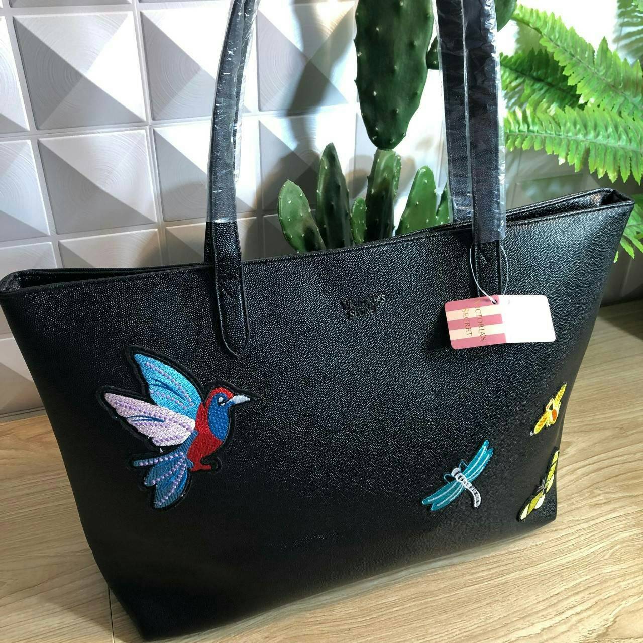 Victoria’s Secret Tote Bag 2019 กระเป๋าถือหรือสะพายลายหนังคาเวียร์ สวยด้านหน้าประดับด้วยโลโก้ ตัวกระเป๋าแต่งด้วยลายปักสวยเก๋ ปากกระเป๋าเปิดปิดด้วยซิปสะดวกใช้ ภายในมีช่องโล่งและช่องเล็กไว้แบ่งเก็บของ ใส่หนังสือ เอกสาร A4 Notebook ipad กระเป๋าสตางค์ ของใช้ไ