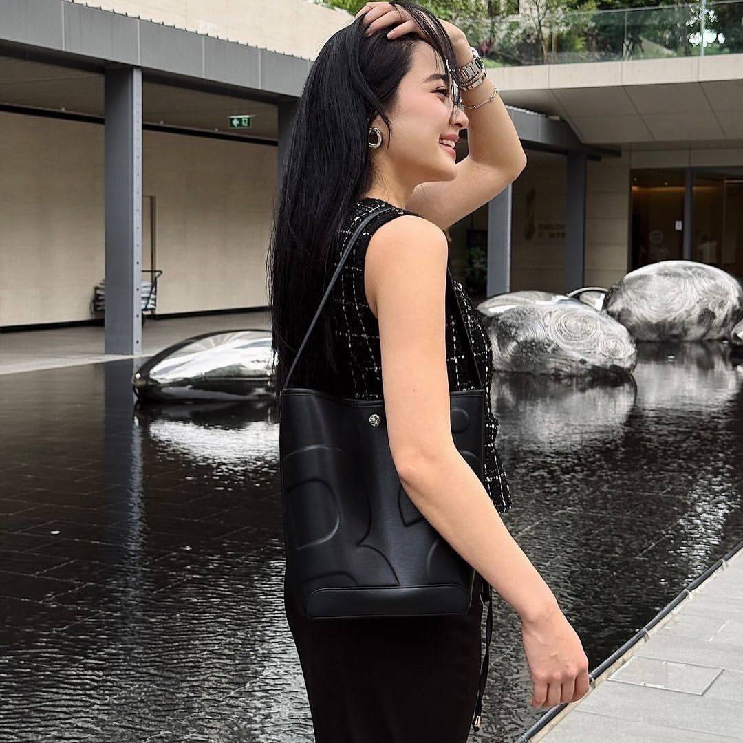 Rally The Bag Whisper กระเป๋าทรงบัคเก็ตงานหนังรุ่นใหม่ ฮอทติดลมบน มาแรงสะพายกันทั่วบ้านทั่วเมือง สายแบกสายขนห้ามพลาดจุของได้เยอะ รุ่นหนังผิวสัมผัสนิ่มมือ ทนทานและจุสิ่งของได้ครบครัน