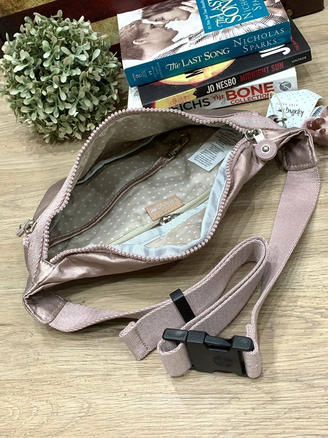 5สี Kipling WHISPER Basic Fanny Pack รุ่นใหม่ล่าสุดกับกระเป๋าทรงคาดอกหรือคาดเอวสุดชิค วัสดุpolyester100% น้ำหนักเบา มีช่องซิปใช้งานหลัก2ช่อง ใส่กระเป๋าสตางค์ทรงยาวได้ ขนาดกำลังดี สายสะพายปรับความยาวได้ฟรีไซส์ ประดับพวงกุญแจลิงน่ารัก สามารถถอดออกได้ มีรูปแ