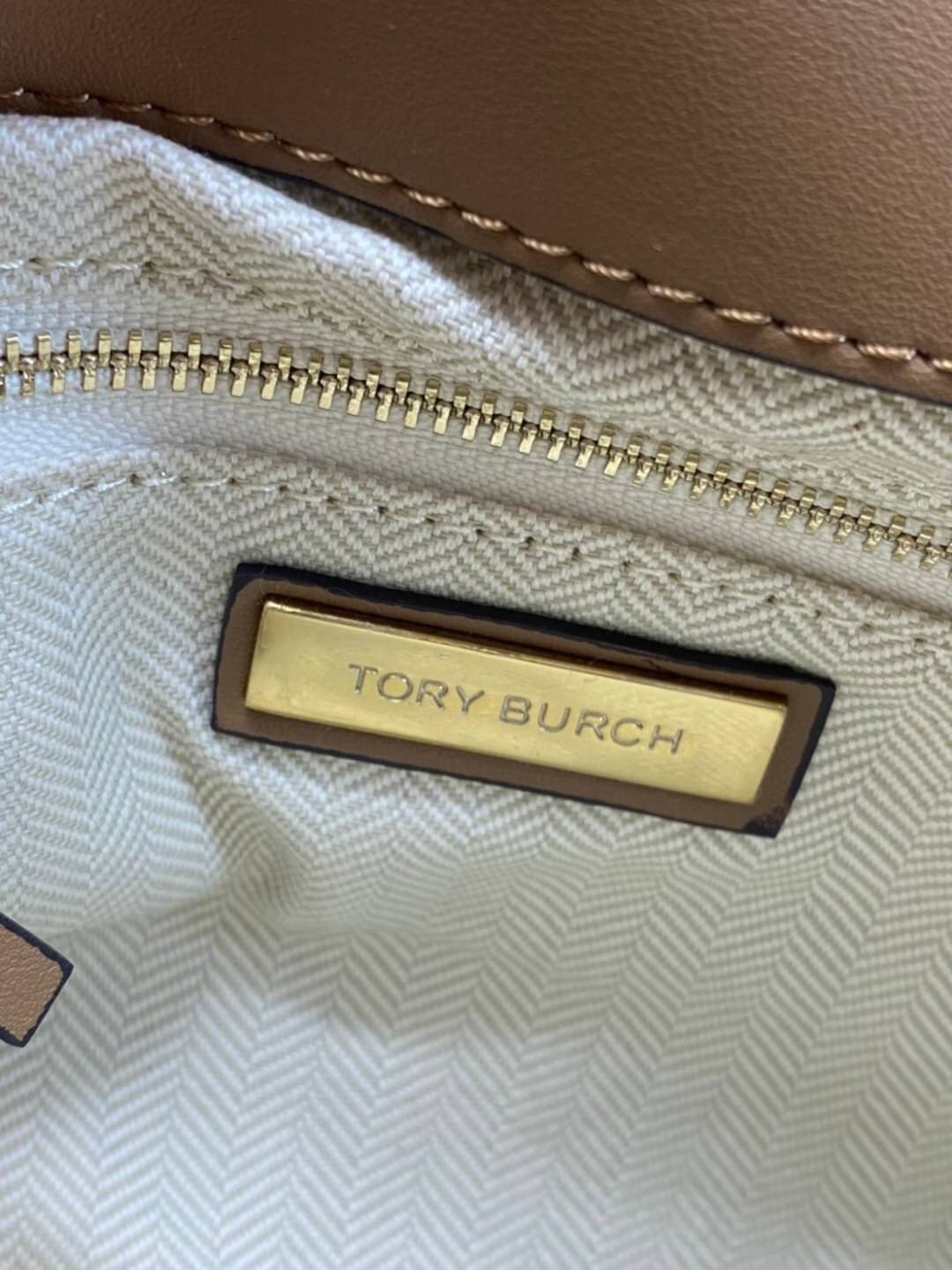 Large : Tory Burch Kira Chevron Quilted Convertible Leather Crossbody Bag เป็นกระเป๋าที่ใช้ในการออกงานสำคัญหรือวันที่มีปาร์ตี้สังสรรค์ คุณควรเลือกใช้กระเป๋าที่มีดีไซน์สะดุดตา เพราะจะช่วยยกระดับและเพิ่มเสน่ห์ให้กับตัวคุณเองมากยิ่งขึ้น หากเป็นงานทางการ เช่น