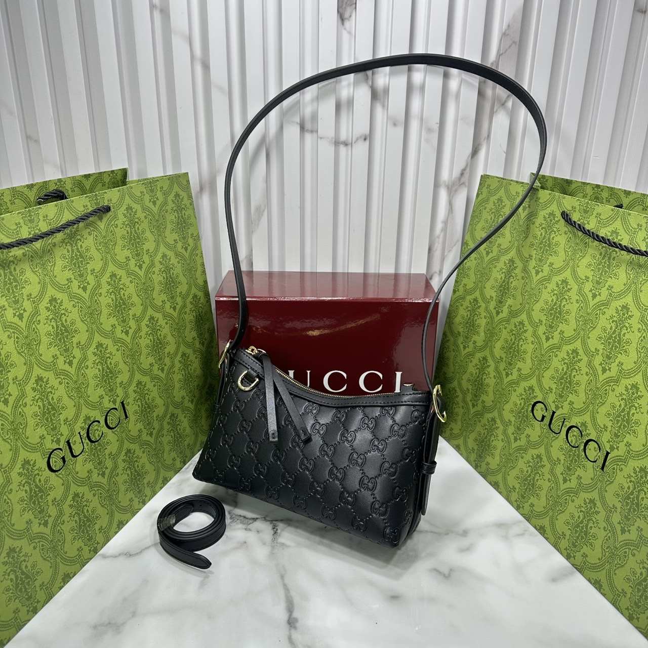 ORI หนังแท้ | Gucci GG Emblem small shoulder bag กระเป๋าสะพายทรงพอช ถือ/คล้องไหล่เก๋ๆหรือสะพายข้างได้ ทรงสวยคลาสสิค มีอะไหล่ห่วงสำหรับห้อยพวงกุญแจได้ เป็นไอเท็มต้องมีและยกเป็น everyday bag ได้เลย