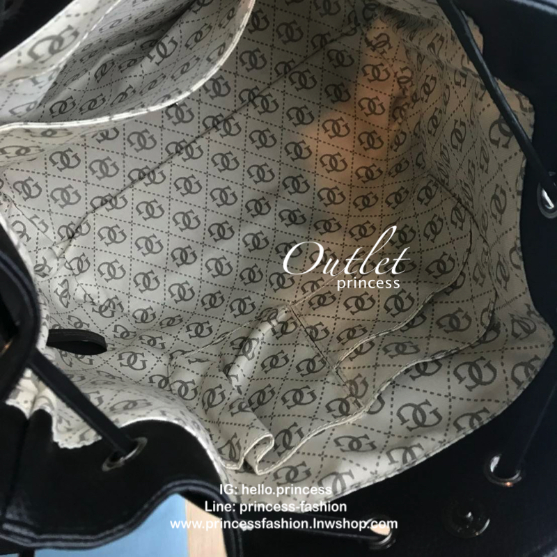 Guess Drawstring Bucket Bag With Strap GUESS. DRAWSTRING BUCKET BAG WITH STRAP กระเป๋าถือหรือสะพายแบรนด์ดังรุ่นยอดนิยม วัสดุหนังแกะสังเคราะห์แบบนิ่มสวยอยู่ทรง ด้านหน้าประดับโลโก้ เปิดปิดแบบ Drawstring ภายในกว้างมีช่องซิปและโลโก้ ใส่ ipad และของใช้ได้เยอะ 