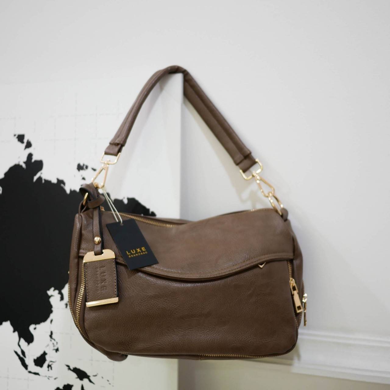 กระเป๋าถนอมสุขภาพไหล่ ใหม่ล่าสุดให้คุณได้ช้อปก่อนใคร Healthy bag จาก Luxe Light shoulder city bag กระเป๋าสะพายที่กล้าพิสูจน์ความเบา ดีต่อใจ สายสะพายไหล่เพิ่มความกว้าง ช่วยในการถ่ายเทน้ำหนัก ภายในบุผ้าเบาบางพิเศษ แต่ยังทนทานและไม่บกพร่องเรื่องฟังค์ชั่นใช้ง