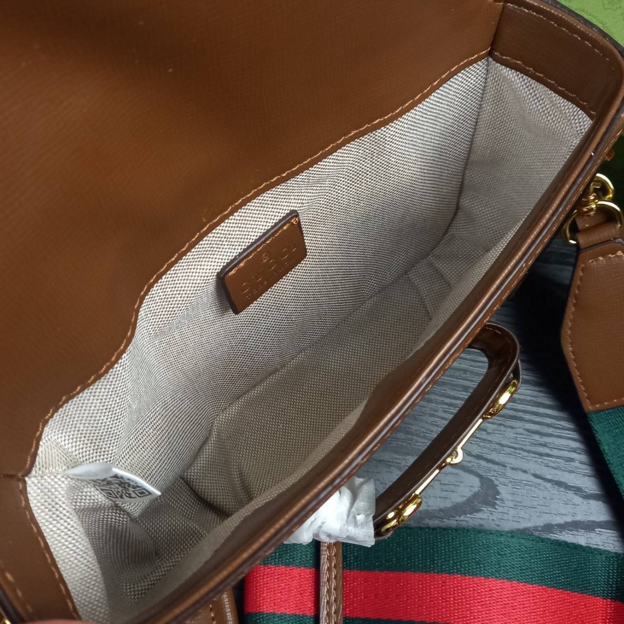 GUCCI HORSEBIT 1955 MINI BAG กระเป๋า crossbody รุ่นฮิต สุดหรูหรา คลาสสิค จุของสำคัญได้เยอะ มาพร้อมสายสะพายยาว 2 เส้น สามารถ ปรับระดับได้ ถอดออกได้ รุ่นนี้ใช้งานดีมาก บอกต่อกันถึงที่สุด ใช้ได้ทุกโอกาส เป็นอีกรุ่นที่โดดเด่นมากๆ