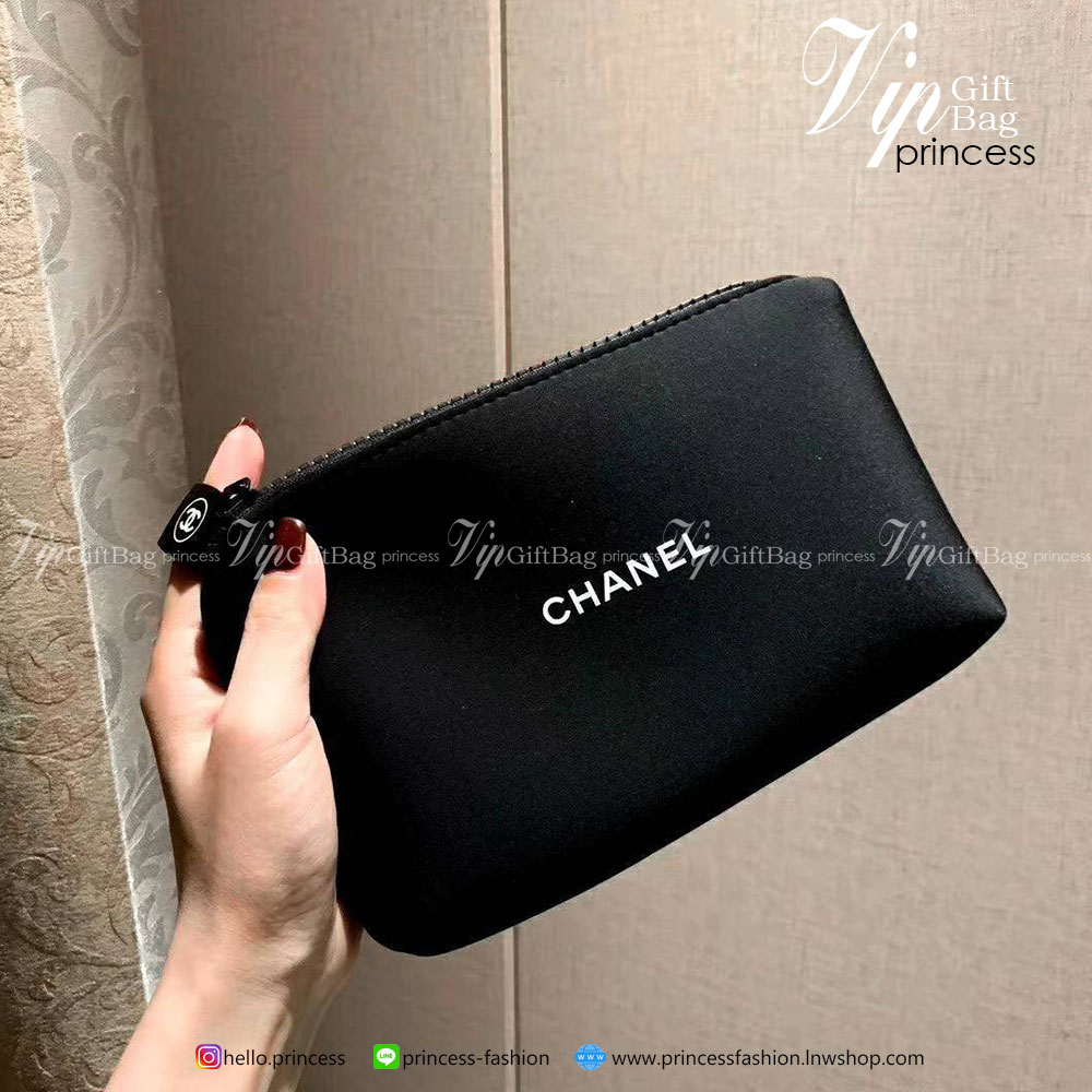 กระเป๋าอเนกประสงค์ Chanel งานพรีเมี่ยมกิ้ฟท์จากเคาเตอร์แบรนด์ดัง ของแท้จากแบรนด์ chanel ขนาดกะทัดรัด ผ้าโฟมนุ่มลื่นมือ ด้านหน้าสกรีนแบรนด์ ปิดเปิดด้วยซิปที่จับปั้มแบรนด์ ด้านในมีช่องใส่เครื่องสำอางค์ ของจุกจิกหรือโทรศัพท์ได้ทุกรุ่น ที่ควรมีไว้เป็นไอเท็มติ