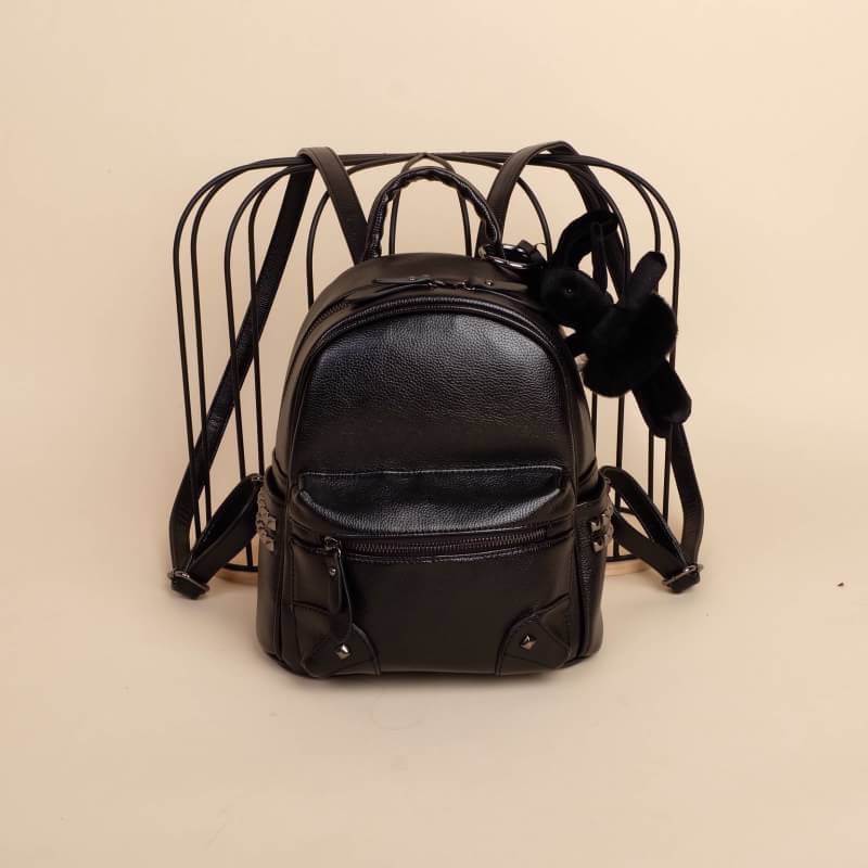 KEEP รุ่น Teena backpack >กระเป๋า หนังเนื้อดี ลายหนังชัด ทนทานคะ >น้ำหนักเบา ดีไซด์ ทันสมัย เข้าได้กับทุกชุด >สายสะพายเป็นหนังอย่างดี ด้านหน้าและด้านข้างประดับหมุด ด้านข้างมีช่องไว้ใส่ของได้ >ภายในตัวกระเป๋ามีช่องเก็บของจุกจิก 2 ด้านเลยคะ >