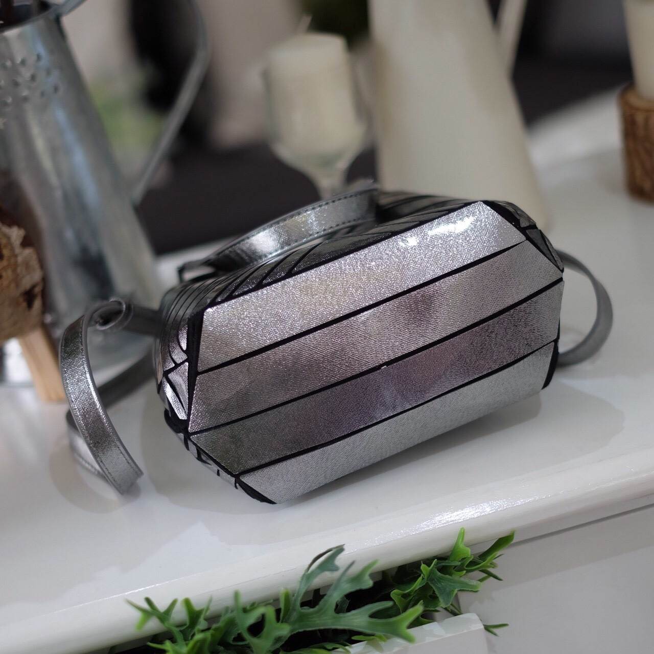 ลายใหม่ V shape หนังวิ้งๆ ลาย Limited edition หายาก สวย modern มากค่า 👍ปรับทรงได้ 2 แบบ น่ารักมาก สี Gloss grey สวยเข้ากับชุดง่ายมาก 💥💥น้ำหนักเบาเพียงแค่ 3.5 ขีดเท่านั้น !!!! 📌📌กระเป๋า จากแบรนด์ David Jones กระเป๋าส