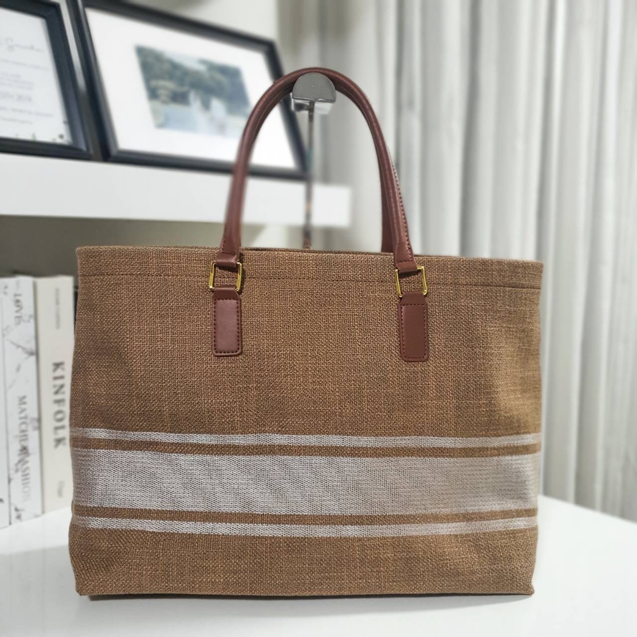 พร้อมส่งที่ไทยกับ CELINE TOTE BAG VIP GIFT WITH PURCHASE (GWP) พรีเมี่ยมกิ๊ฟ Limited Edition จาก PERFUME DUTYFREE COUNTER กระเป๋าสะพายทรง TOTE สุดชิค วัสดุผ้าแคนวาสเต็มใบสกรีนโลโก้แบรนด์ด้านหน้า ด้านในมีข่องใส่ของโล่งกว้าง ใส่ Notebooks ได้ พร้อมช่องซิปอี