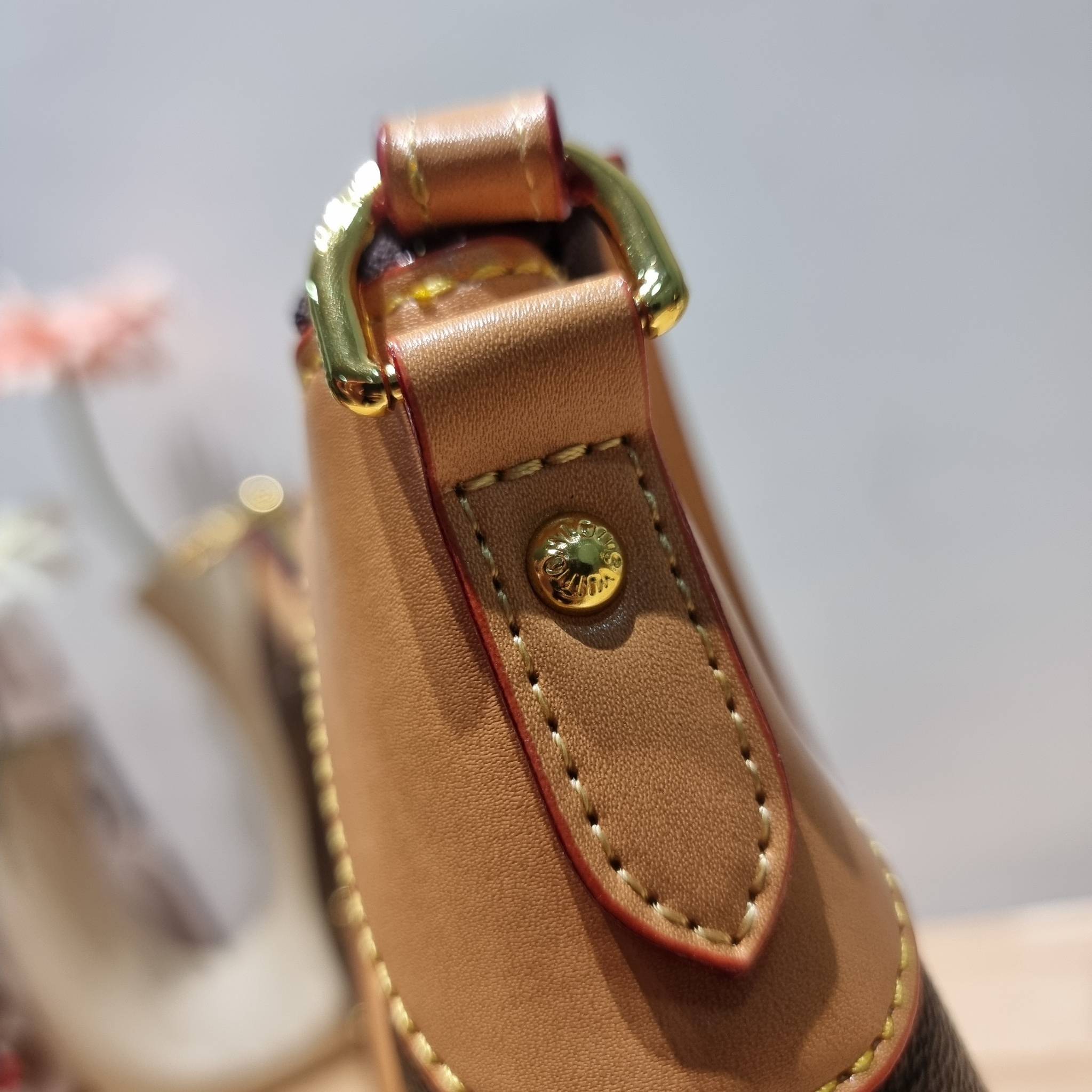 LV THAMES PM MONOGRAM BAG กระเป๋าสะพายไหล่รุ่นยอดฮิตทรงพอช ใบใหญ่กำลังดี สวยดีไซน์คลาสสิควินเทจ สายสะพายในตัวใช้งานได้คล่องตัว