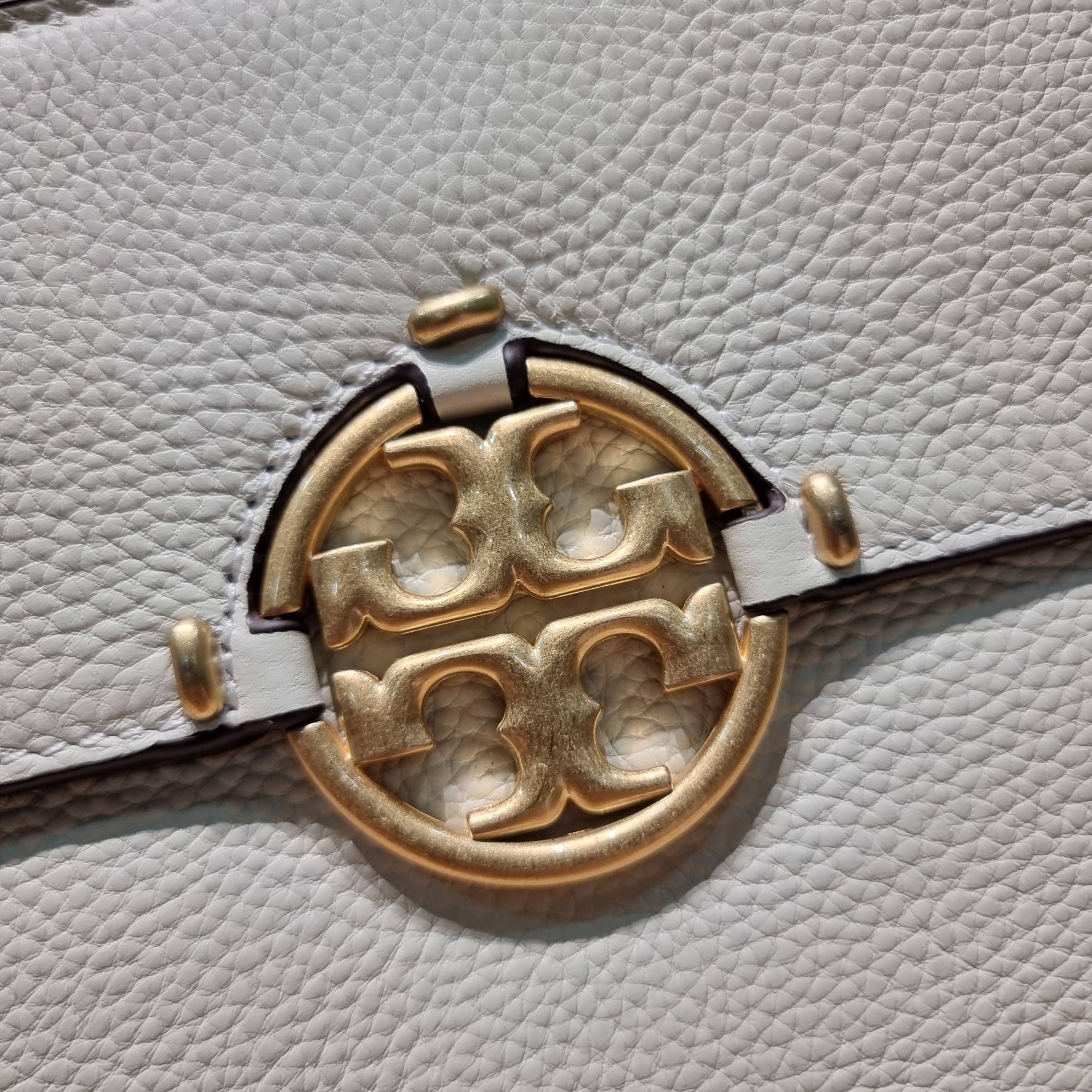 TORY BURCH MILLER TOP HANDLE SATCHEL ใหม่ล่าสุด กับกระเป๋าสะพายรุ่นยอดนิยม ที่มาในดีไซน์ top handle ให้สะดวกใช้ได้มากขึ้นด้วยหูจับในตัว โดดเด่นด้วยโลโก้สีทอง ด้านหน้าและด้านหลังมีช่องเปิดเก็บของได้