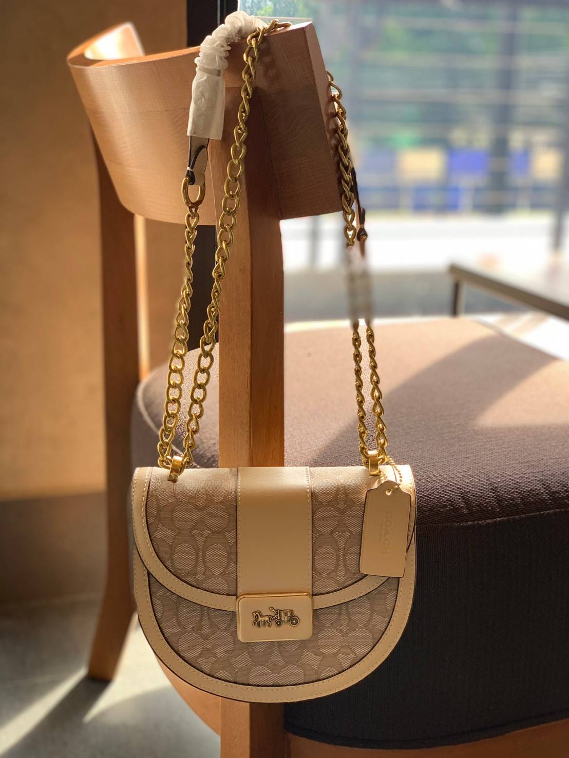 COACH ALIE SADDLE BAG IN SIGNATURE JACQUARD (C4694//C3464) New item!! กระเป๋าสะพายทรง saddle ดีไซน์วินเทจย้อนยุค แฝงความหรูในตัวด้วยอะไหล่สีทองเหลือง โดดเด่นไม่ซ้ำใครแน่นอน วัสดุผ้า jacquard สลับหนังแท้ ภายในเป็นช่องโล่ง มาพร้อมสายสะพายครอสบอดี้ ที่สามารถ