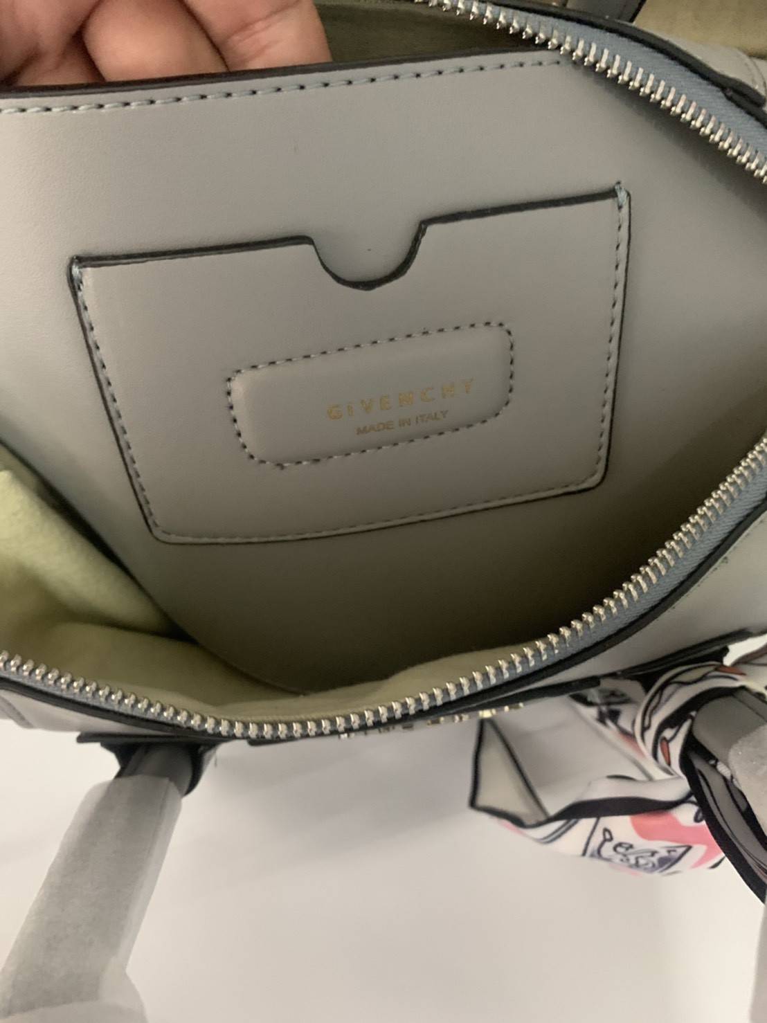 Givenchy Antigona Soft Small Leather Bag เข้ารอบใหม่ ราคาดีต่อใจ .. ไม่มีไม่ได้แล้ว! กระเป๋ารุ่น Iconic อย่าง Antigona Soft รุ่น "Classic" **มาพร้อมผ้าผูกโบว์ น่ารักมากมาย ประดับด้วยสัญลักษณ์ของแบรนด์ Givenchy ด้านหน้า **อะไหล่เงิน ไอเท็มยอดฮิตท