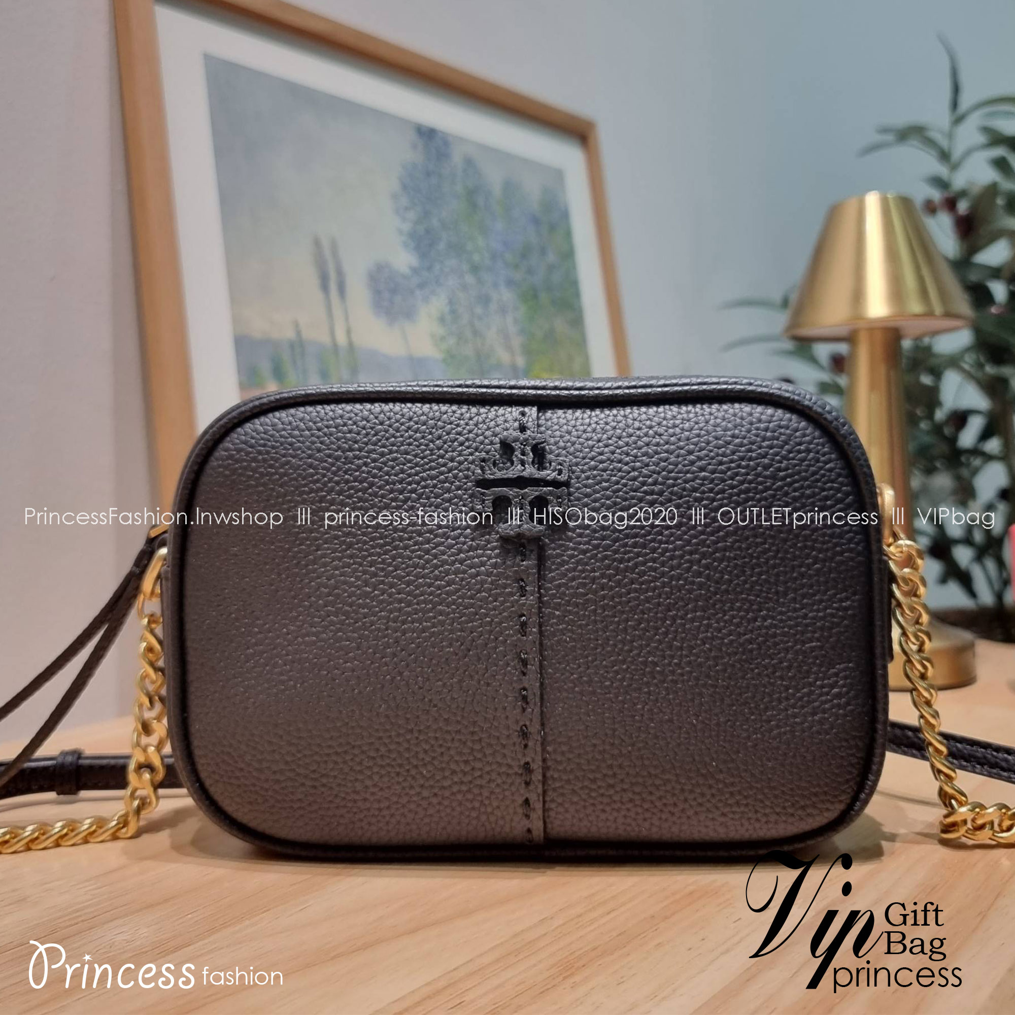 TORY BURCH MCGRAW CAMERA BAG ใหม่จากคอลเลคชั่นสุดคลาสสิค กับกระเป๋าสะพายข้าง ทรงกล่องไซส์กะทัดรัด น้ำหนักเบา ใช้งานง่ายด้วยซิปรูดเปิดปิด แมทช์ได้กับทุกสไตล์การแต่งตัว