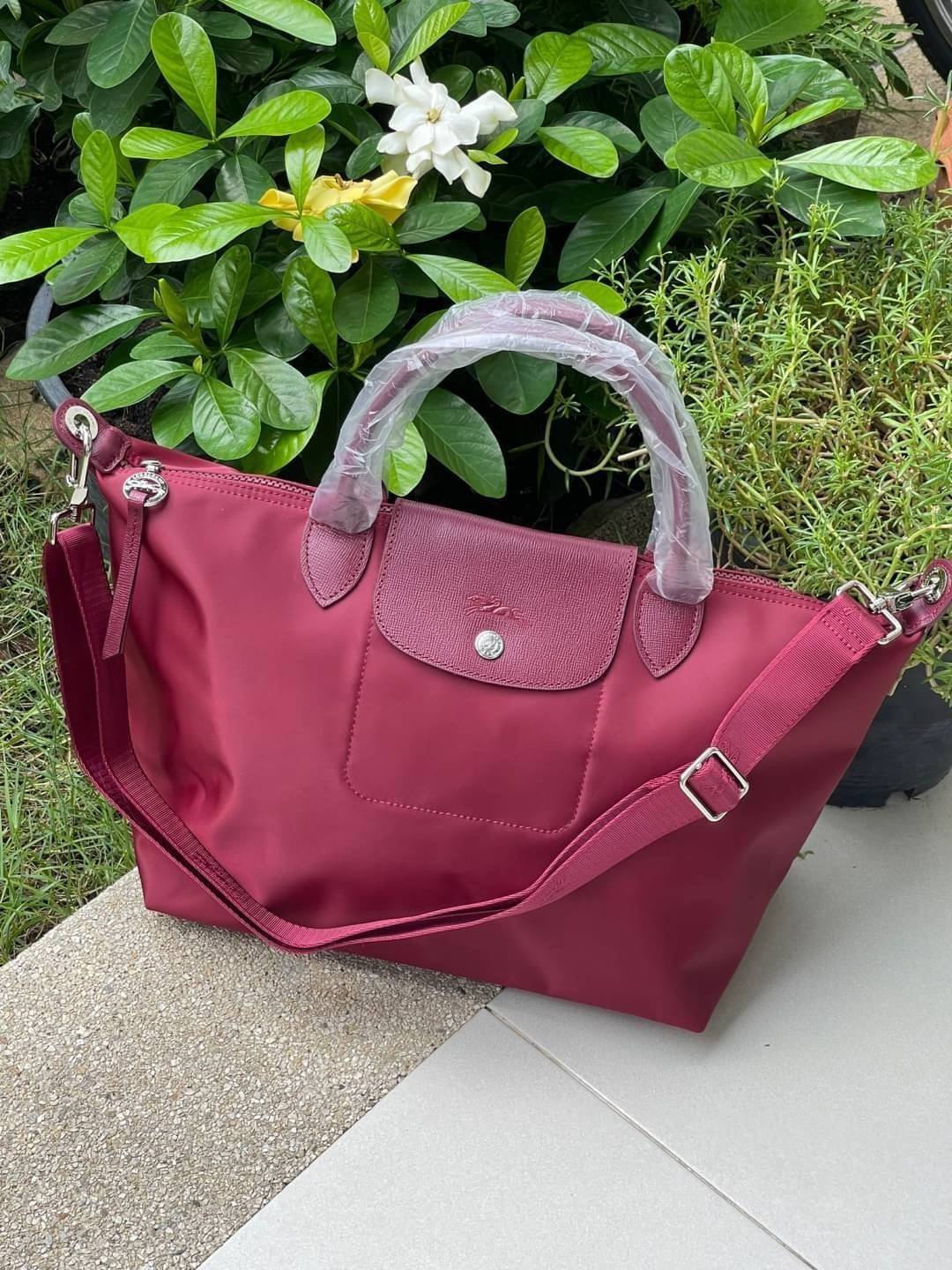 8สี พร้อมส่ง Longchamp LE PLIAGE NÉO TOP HANDLE BAG (medium size) อีกหนึ่งรุ่นยอดนิยม ที่สาวๆ ต้องมีไว้เก็บไว้สักใบ กระเป๋าโท้ทใบนี้ มาพร้อมกับสีที่มีสไตล์เรียบง่าย มีสายสะพายยาวปรับสั้นยาวได้ช่วยให้คุณสามารถสะพายไหล่ได้อย่างสบาย ในตัวสายปักโลโก้อันเป็นสั