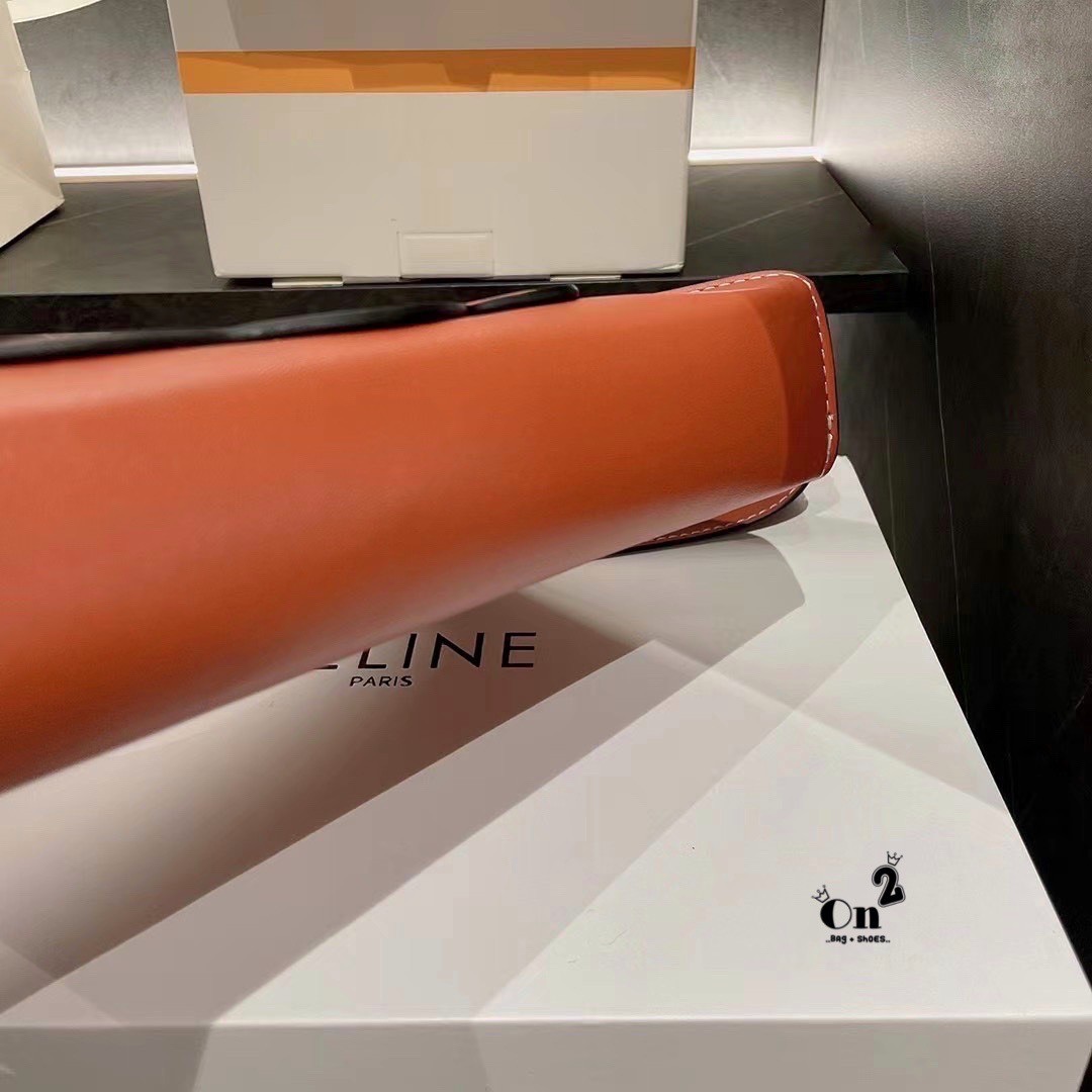 CELINE TRIOMPHE SHOULDER BAG กระเป๋าสะพายไหล่ดีไซน์เรียบหรูและดูทันสมัย ให้คุณเลือกสะพายในชีวิตประจำวันเข้ากับการแต่งตัวสบาย ๆ หรือจะสะพายออกงานปาร์ตี้สังสรรค์ก็ช่วยให้คุณดูโดดเด่น มีรูปทรงที่ดูแข็งแรงจึงไม่เสียรูปทรงแม้ใส่ของจำนวนมากก็ตาม รุ่นใหม่ ซิปบน 