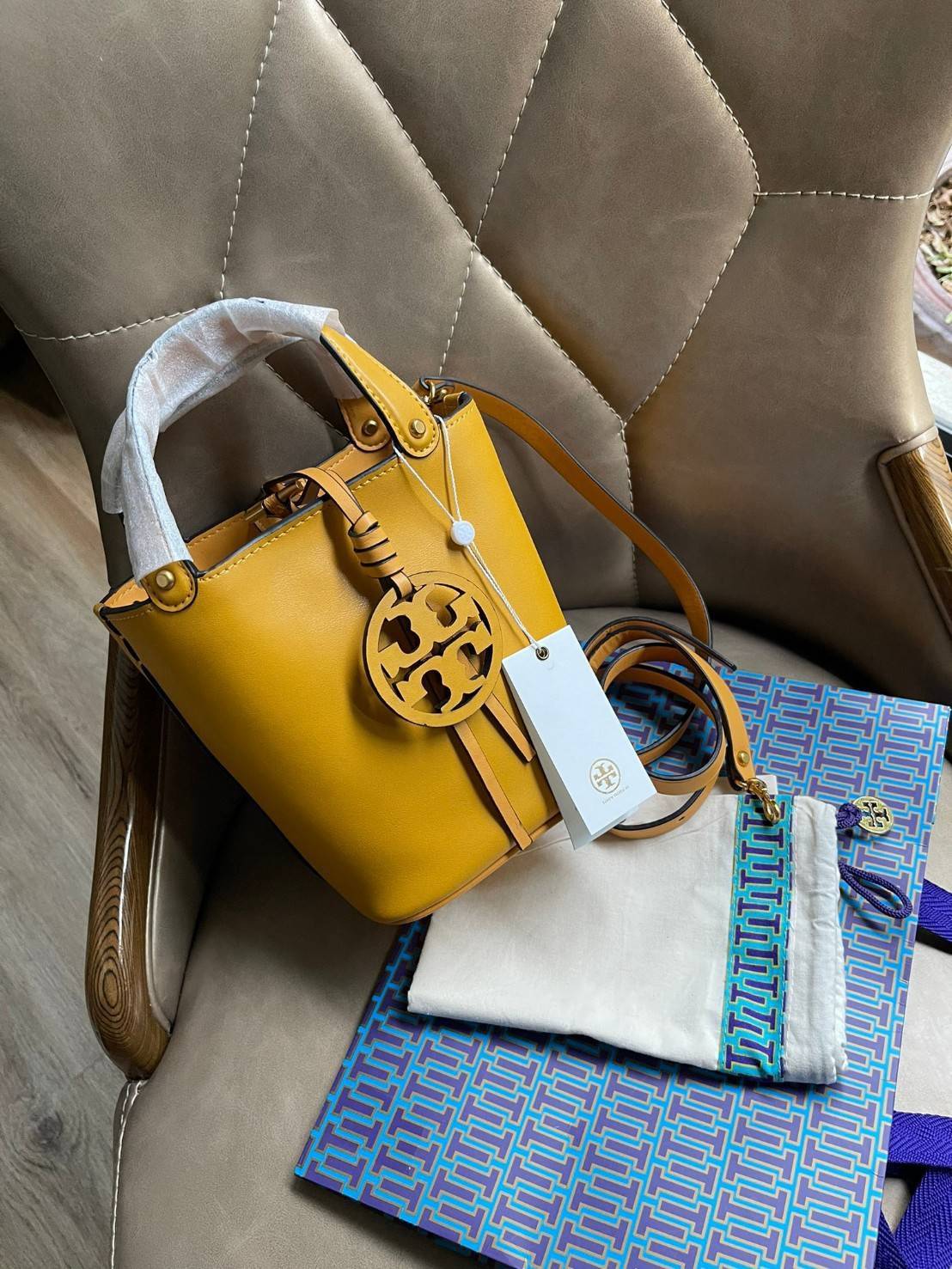 ของแท้ 💯% Tory burch miller mini bucket bag กระเป๋าทรงคลาสสิคจากTory burch มาพร้อมกับรูปทรงถัง ขนาดน่ารักกำลังดี